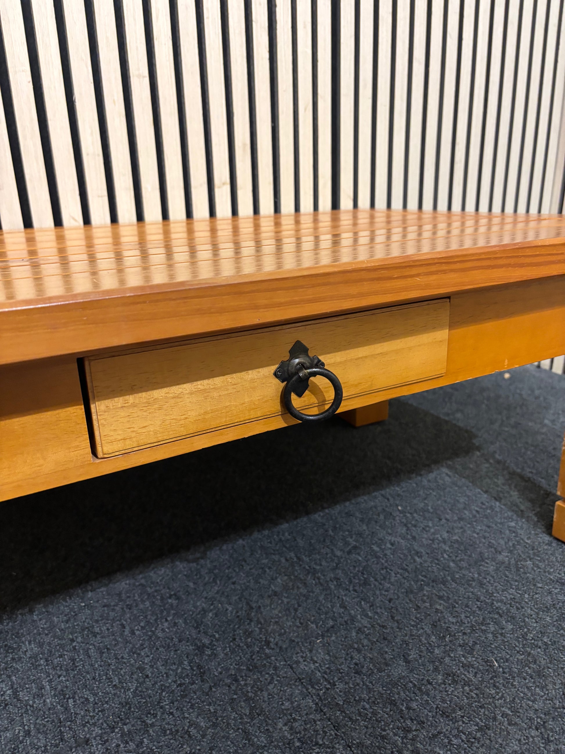 Rectangular solid pine coffee table in good used condition. (H 40 x W 100 x D 60 cm) 44137