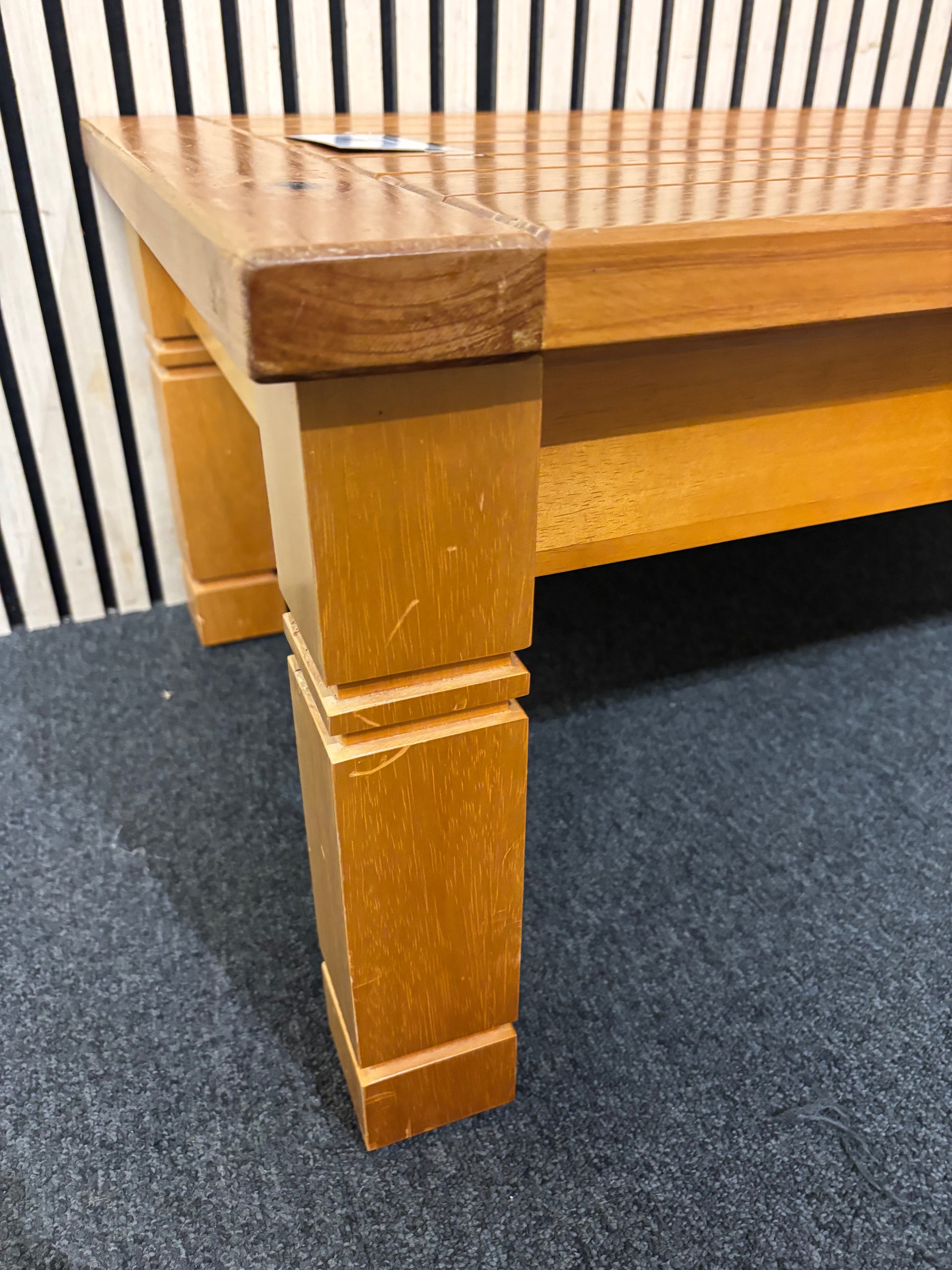 Rectangular solid pine coffee table in good used condition. (H 40 x W 100 x D 60 cm) 44137