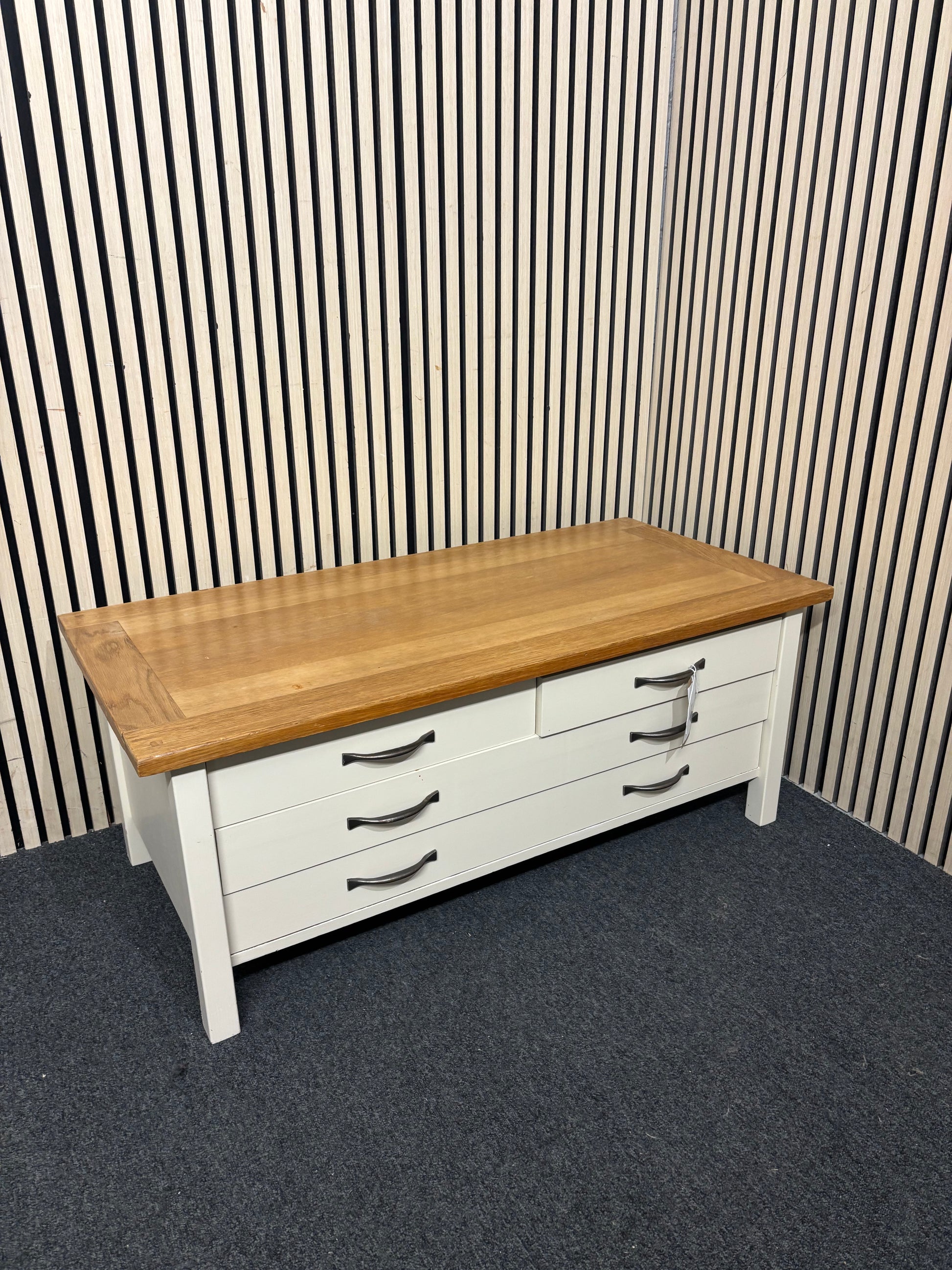 Low oak top 6 drawer cream tv unit 44203