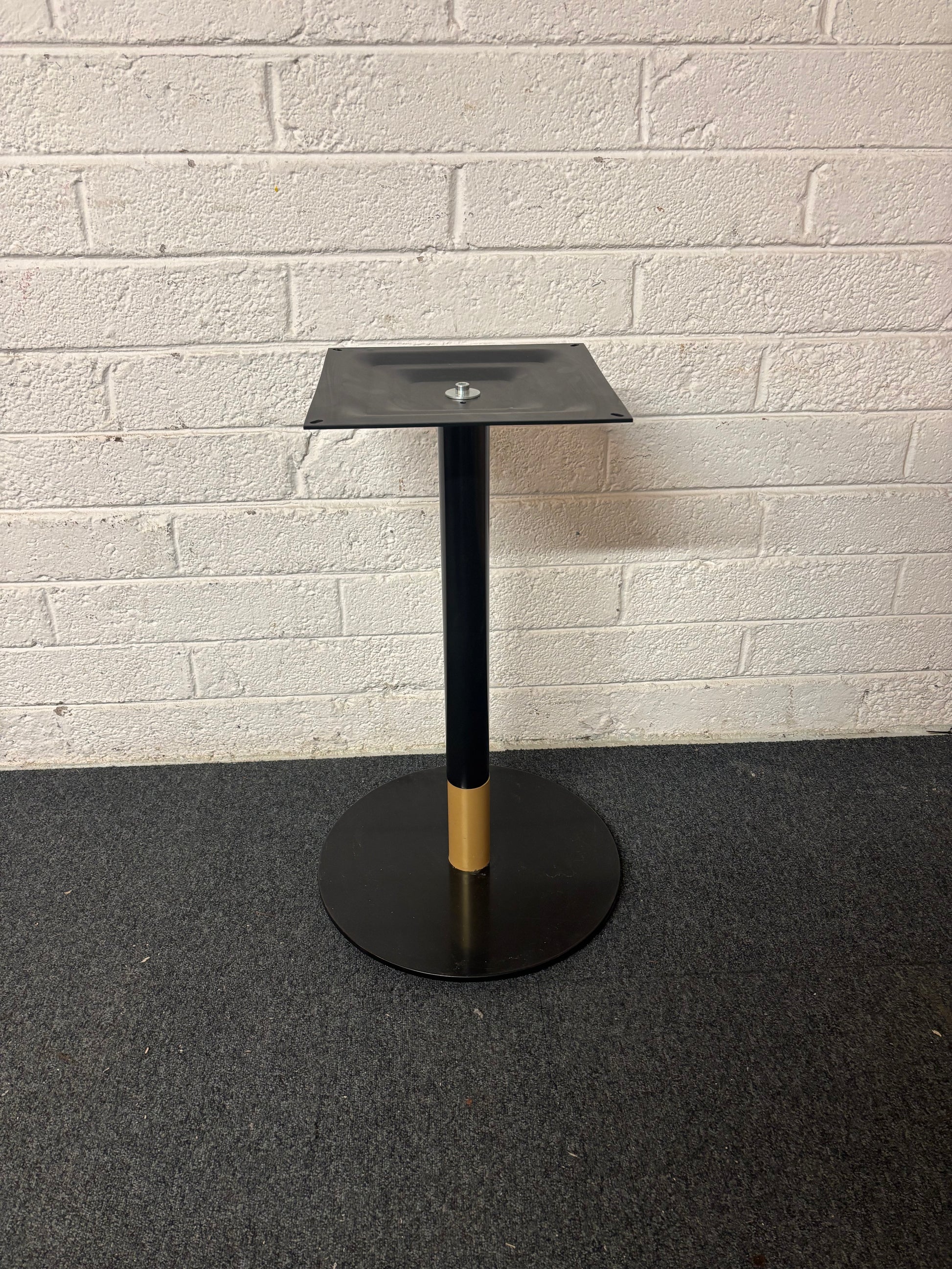 Metal base with circular base plate 1325