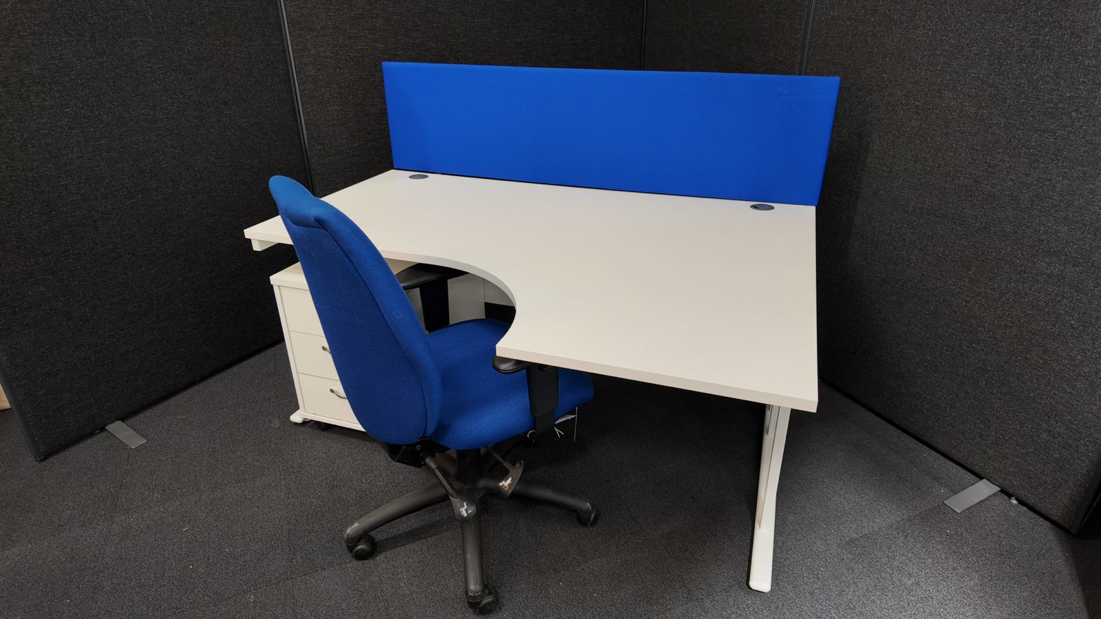 Right hand radial desk 1612 (1600mm x 1200mm)