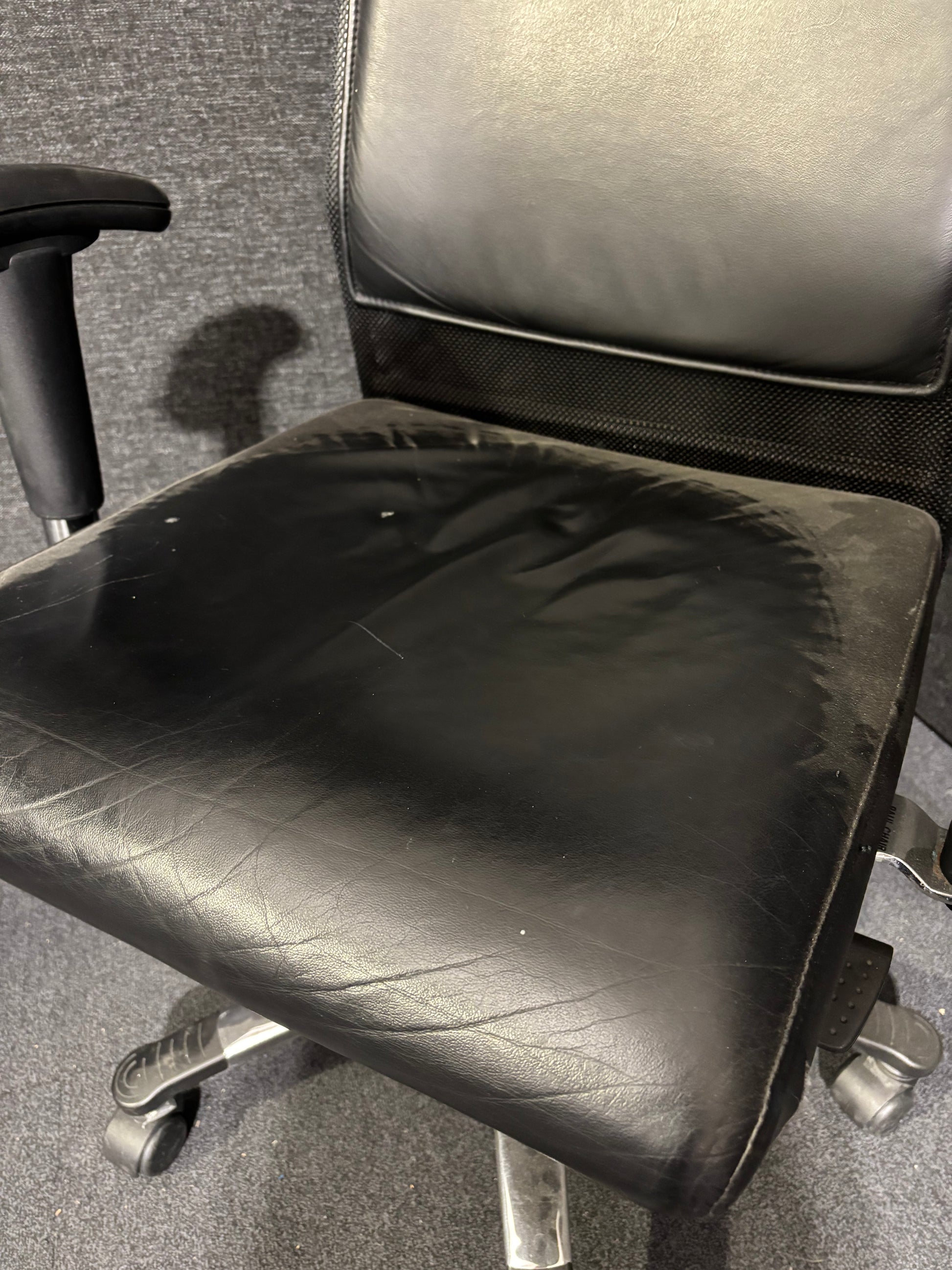 LAST ONE
DAMAGED ARM
High back black leather and mesh executive swivel chair with polished metal base and height adjustable arms