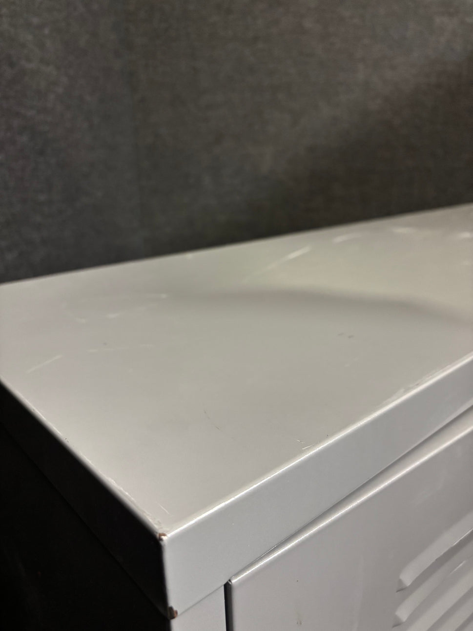 Grey metal 2 door long storage unit (H 63 x W 120 x D 40 cm)