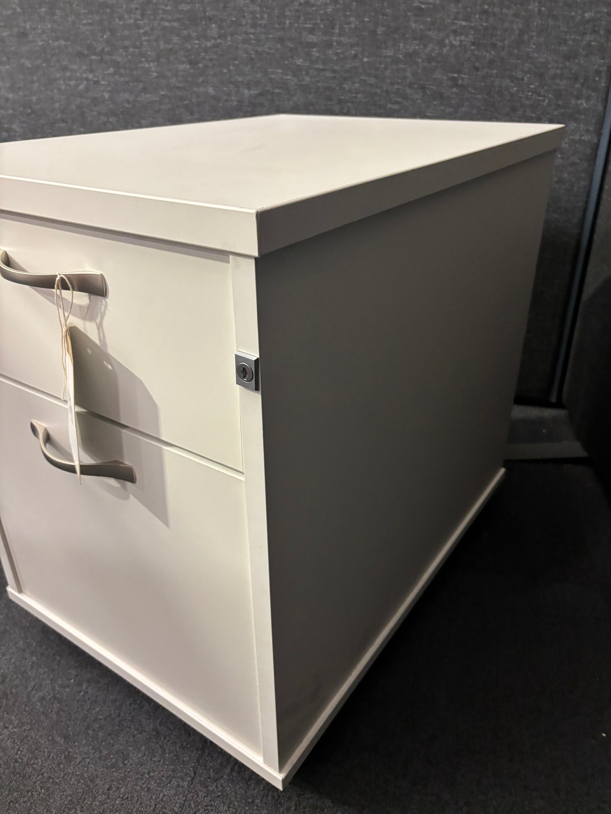 2 or 3 drawer wooden mobile pedestal in white
Product as good as new