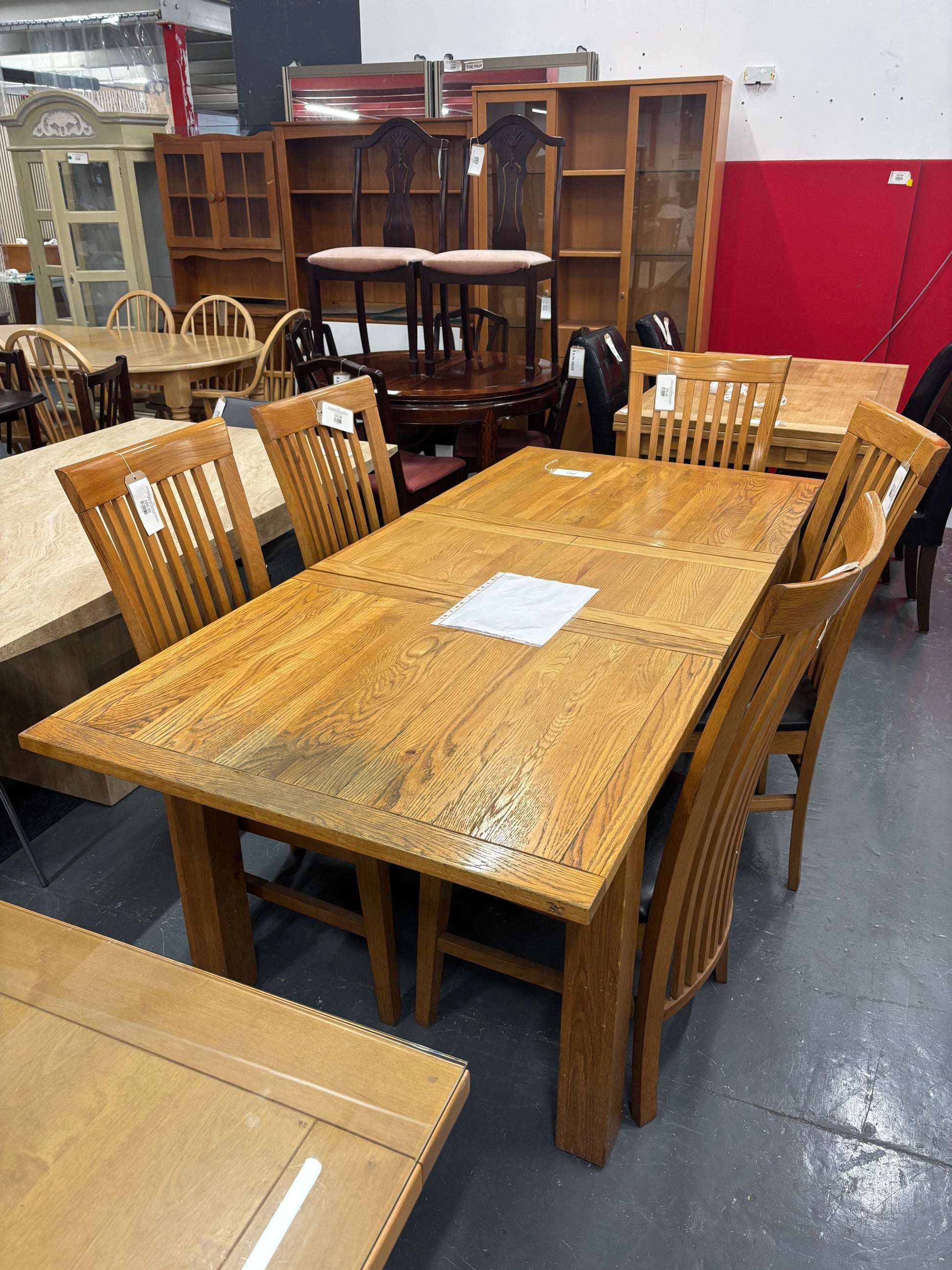 Solid oak extendable dining table with 5 matching solid oak slatted back dining chairs with leatherette seats (H 75 x W 150, 195 x D 90 cm) 2425