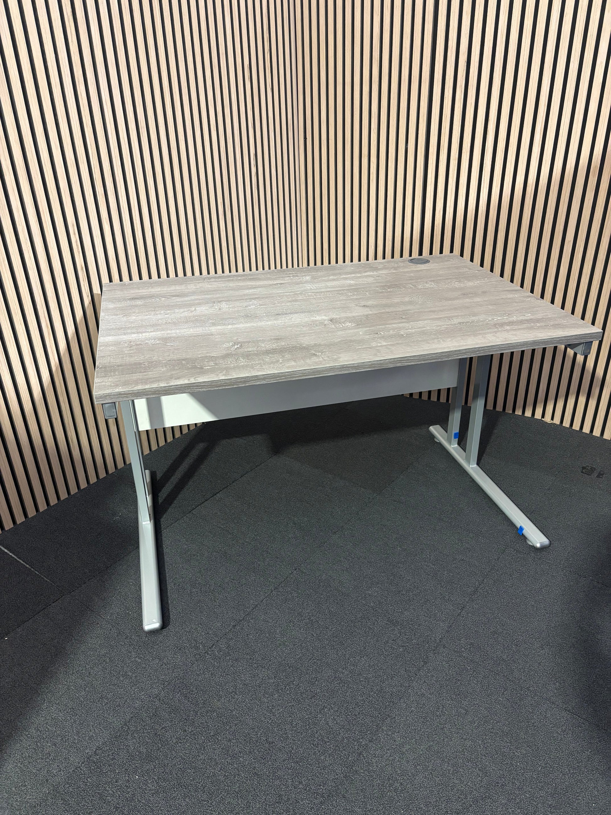 Straight desk 148 (1400mm x 800mm)