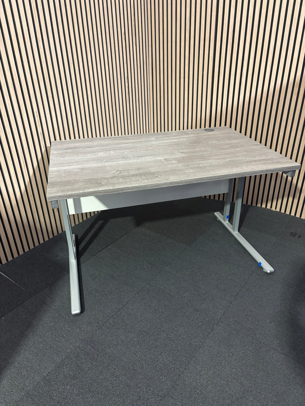 Straight desk 148 (1400mm x 800mm)