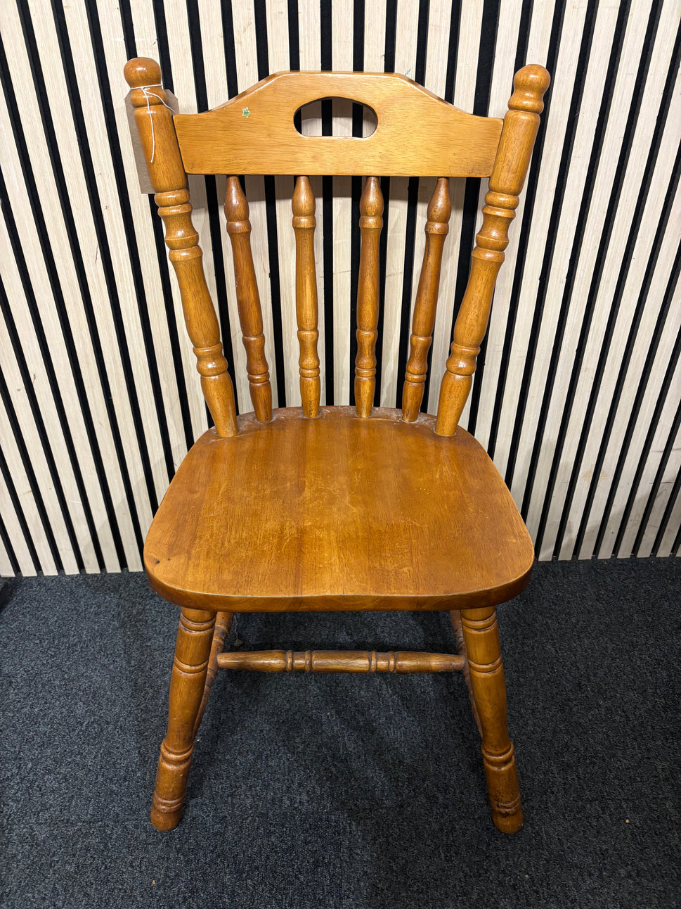 Solid pine framed kitchen table with 6 solid pine spindle back matching chairs (H 74 x W 148 x D 89 cm) 3126