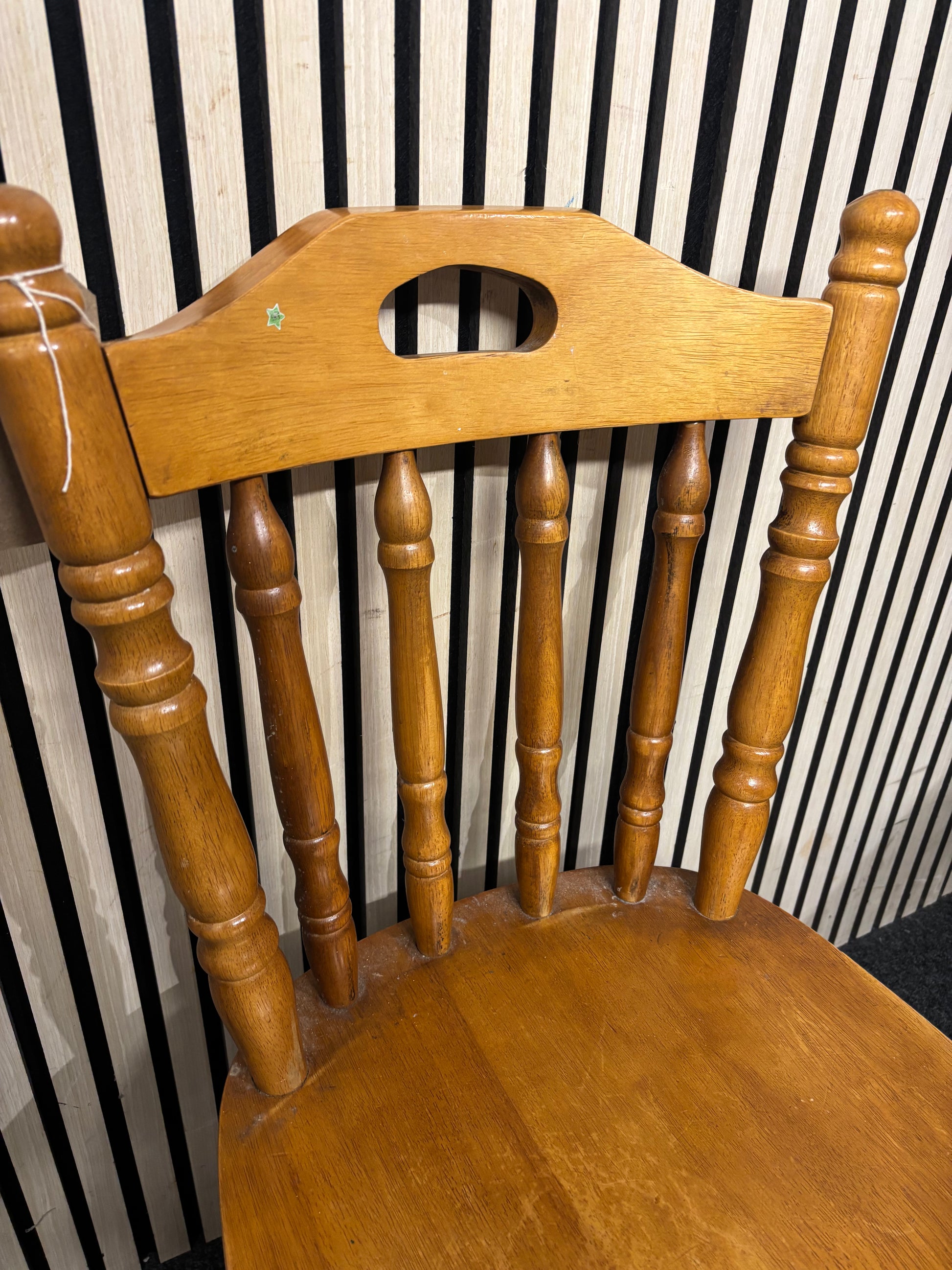 Solid pine framed kitchen table with 6 solid pine spindle back matching chairs (H 74 x W 148 x D 89 cm) 3126