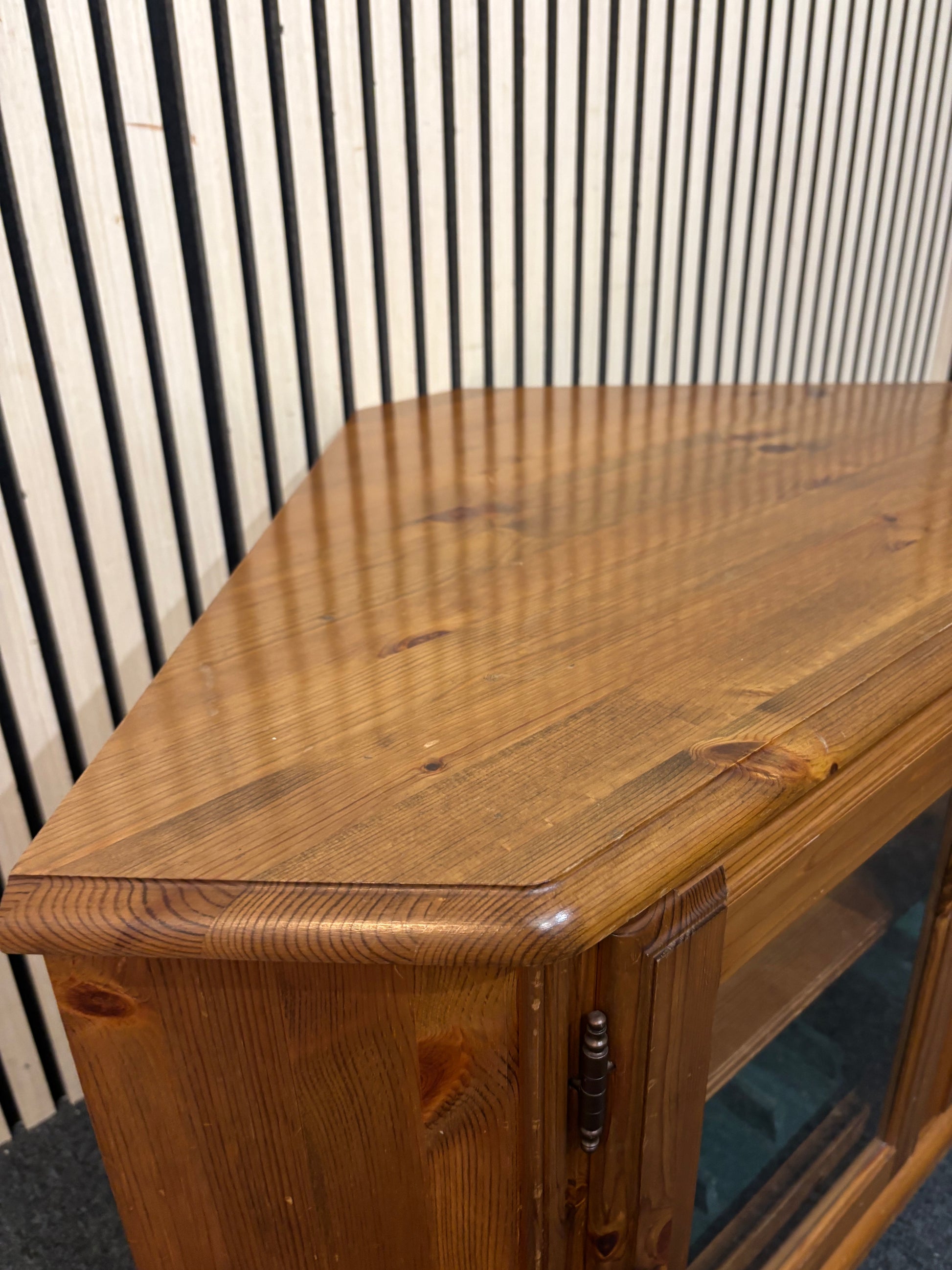 Solid pine low corner tv unit with glass doors and key 3126
