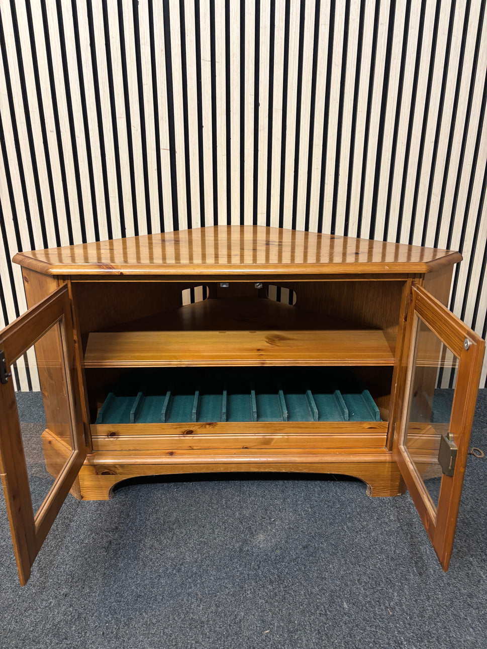 Solid pine low corner tv unit with glass doors and key 3126