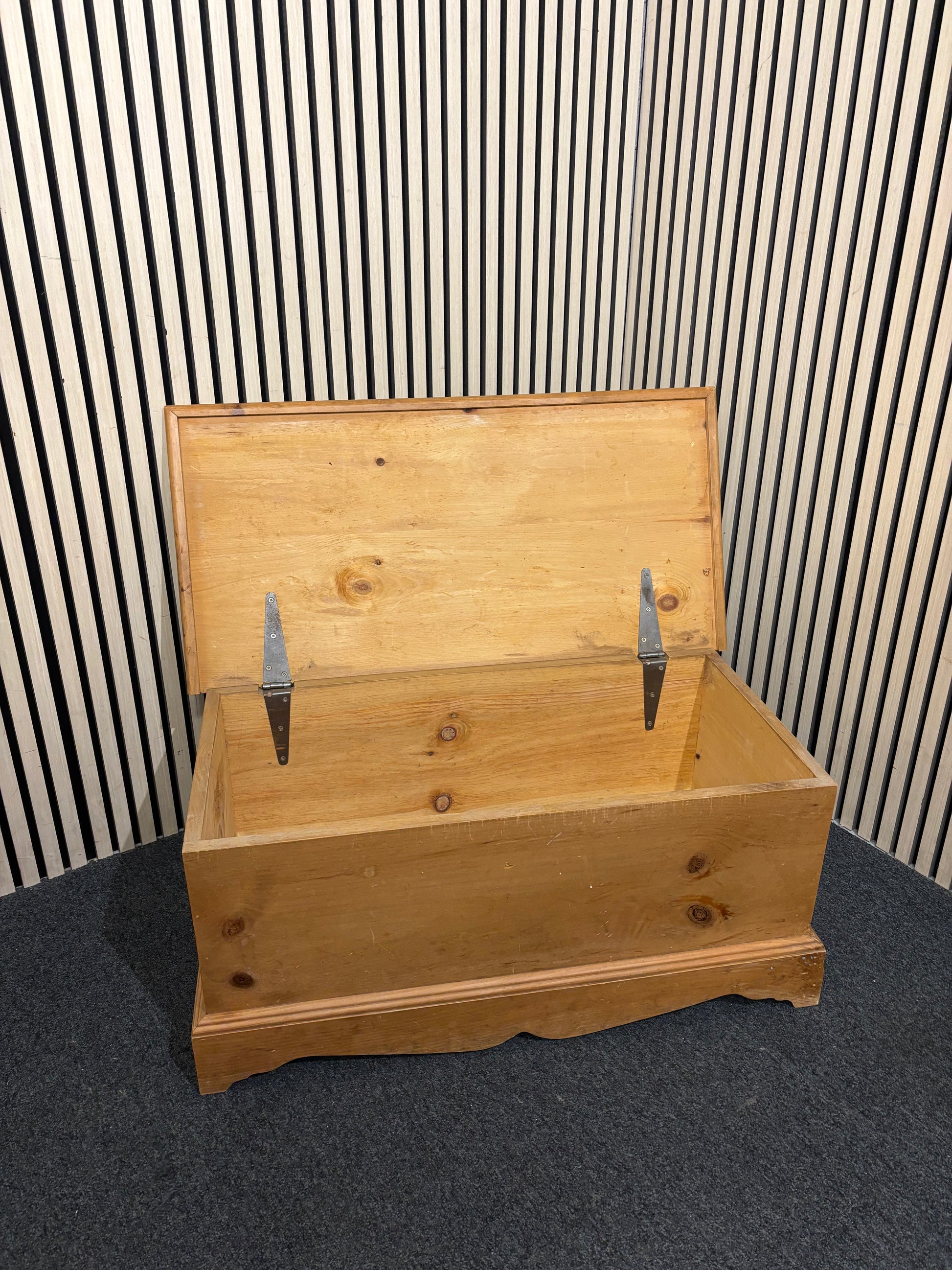 Natural pine top open blanket box 3126