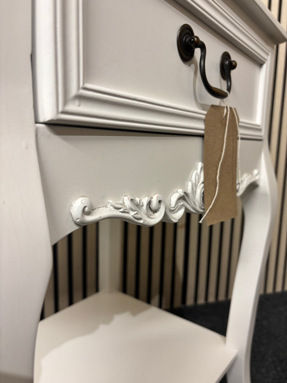 Ornate 1 drawer cream painted bedside table with shelf (H 71 x W 48 x D 39 cm) 2226