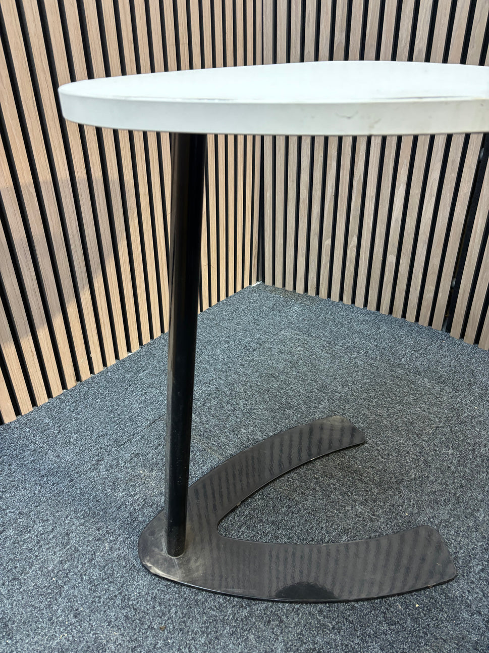 Buddy laptop table with black frame and shield top - white