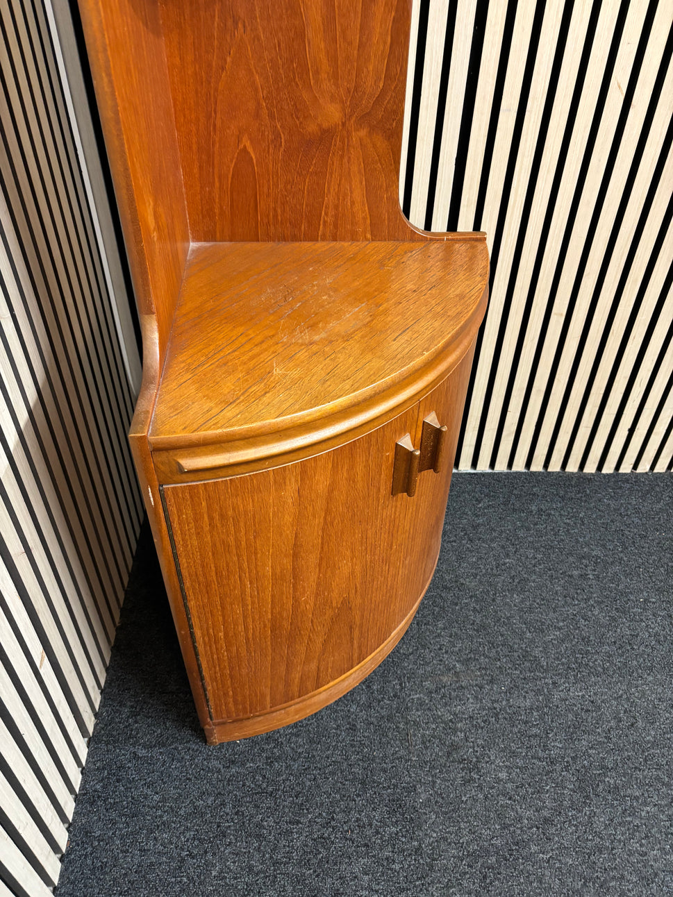 Solid teak 2 door tall corner storage unit (H 175 x W 60 x D 42 cm) 2226