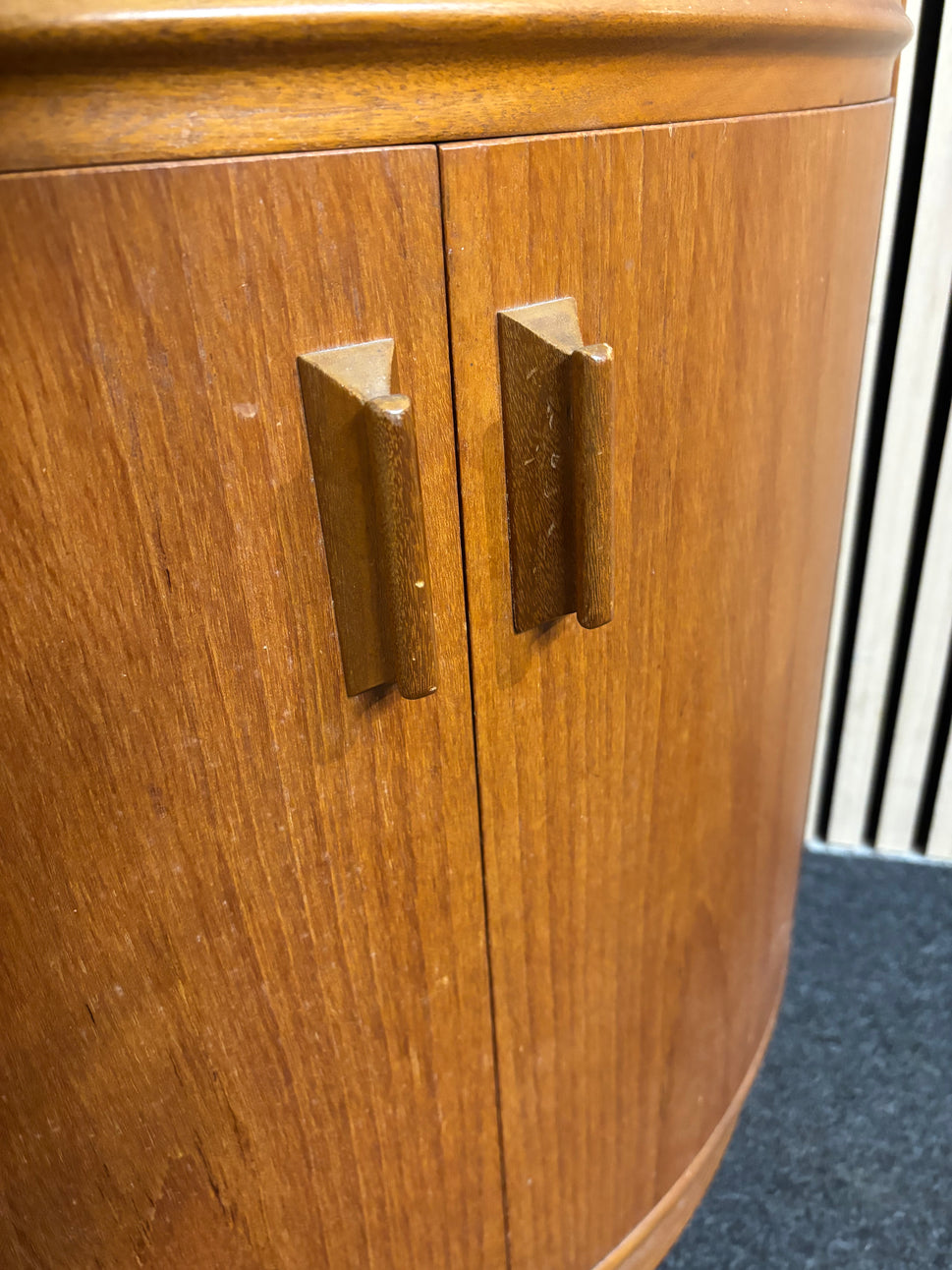 Solid teak 2 door tall corner storage unit (H 175 x W 60 x D 42 cm) 2226