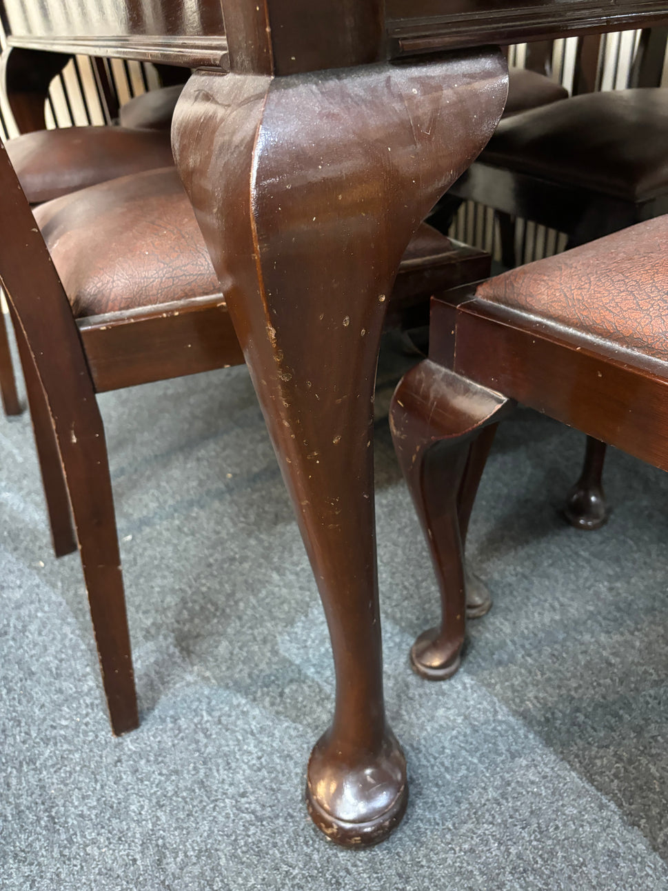 Large rectangular solid mahogany dining table with ornate detailing and 6 matching mahogany dining chairs with leatherette seats (H 76 x W 152 x D 85 cm) 2226