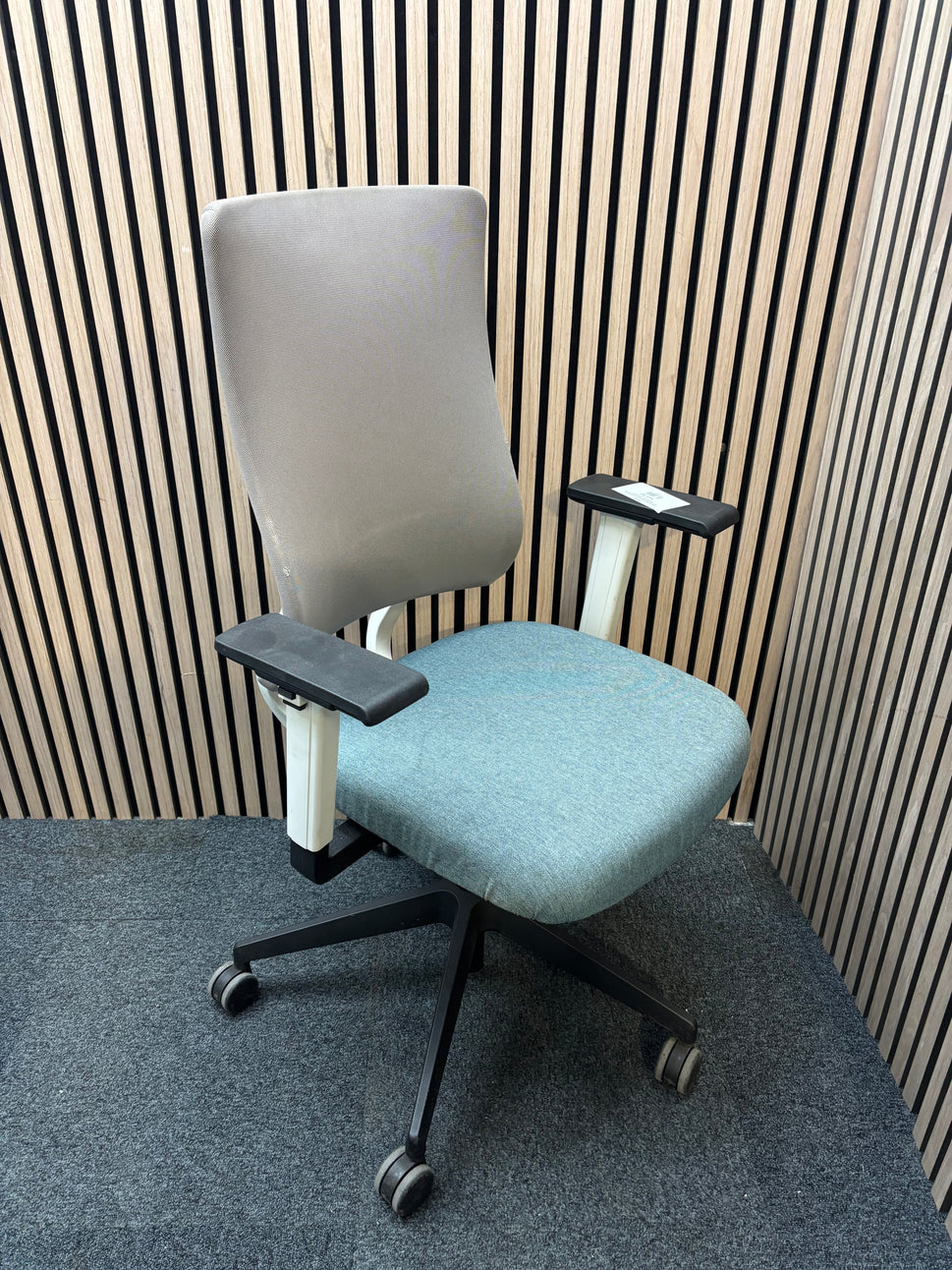 Miku secondhand mesh task swivel chair with back height adjustment, synchronised mechanism and 3D adjustable arms- Teal seat fabric