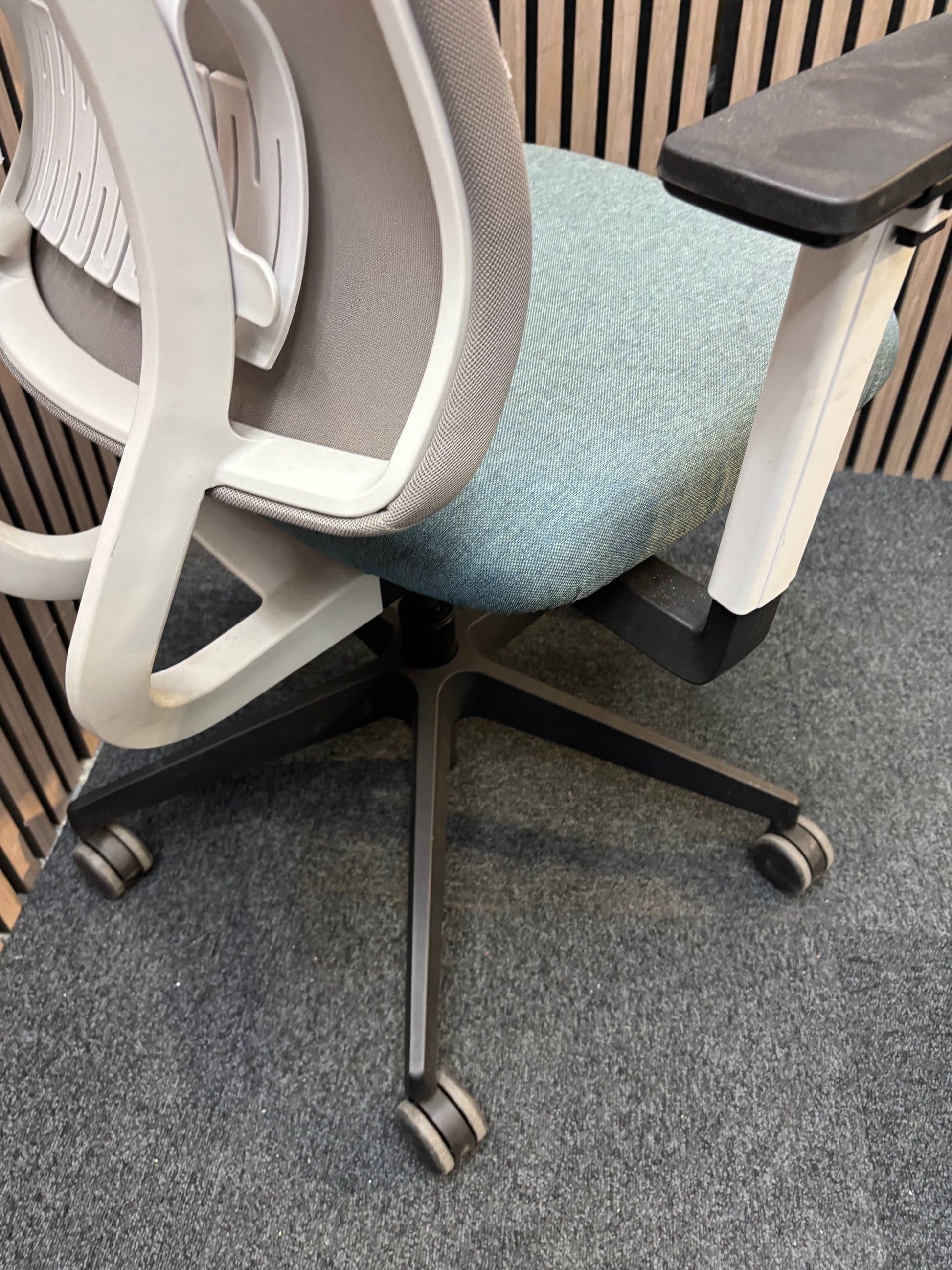 Miku secondhand mesh task swivel chair with back height adjustment, synchronised mechanism and 3D adjustable arms- Teal seat fabric
