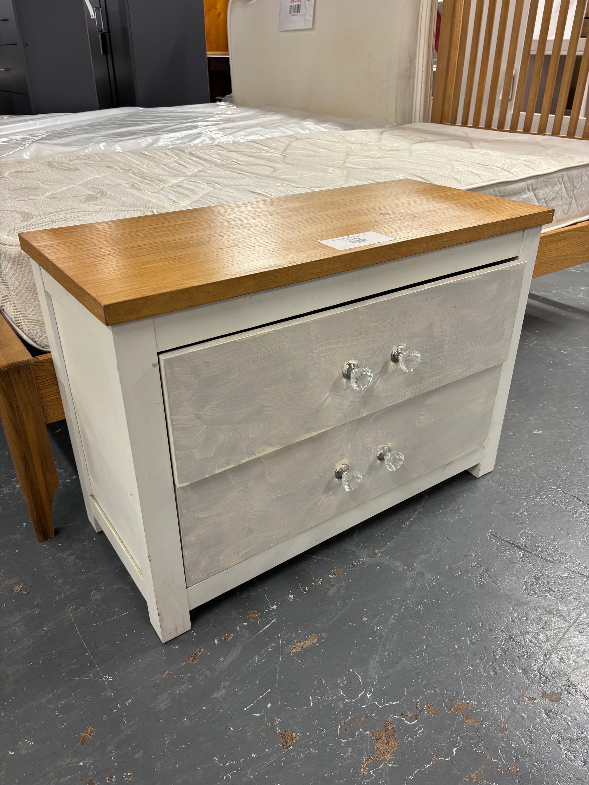 Oak top, 2 drawer white painted low chest of drawers (H 56 x W 80 x D 37 cm) 2425
