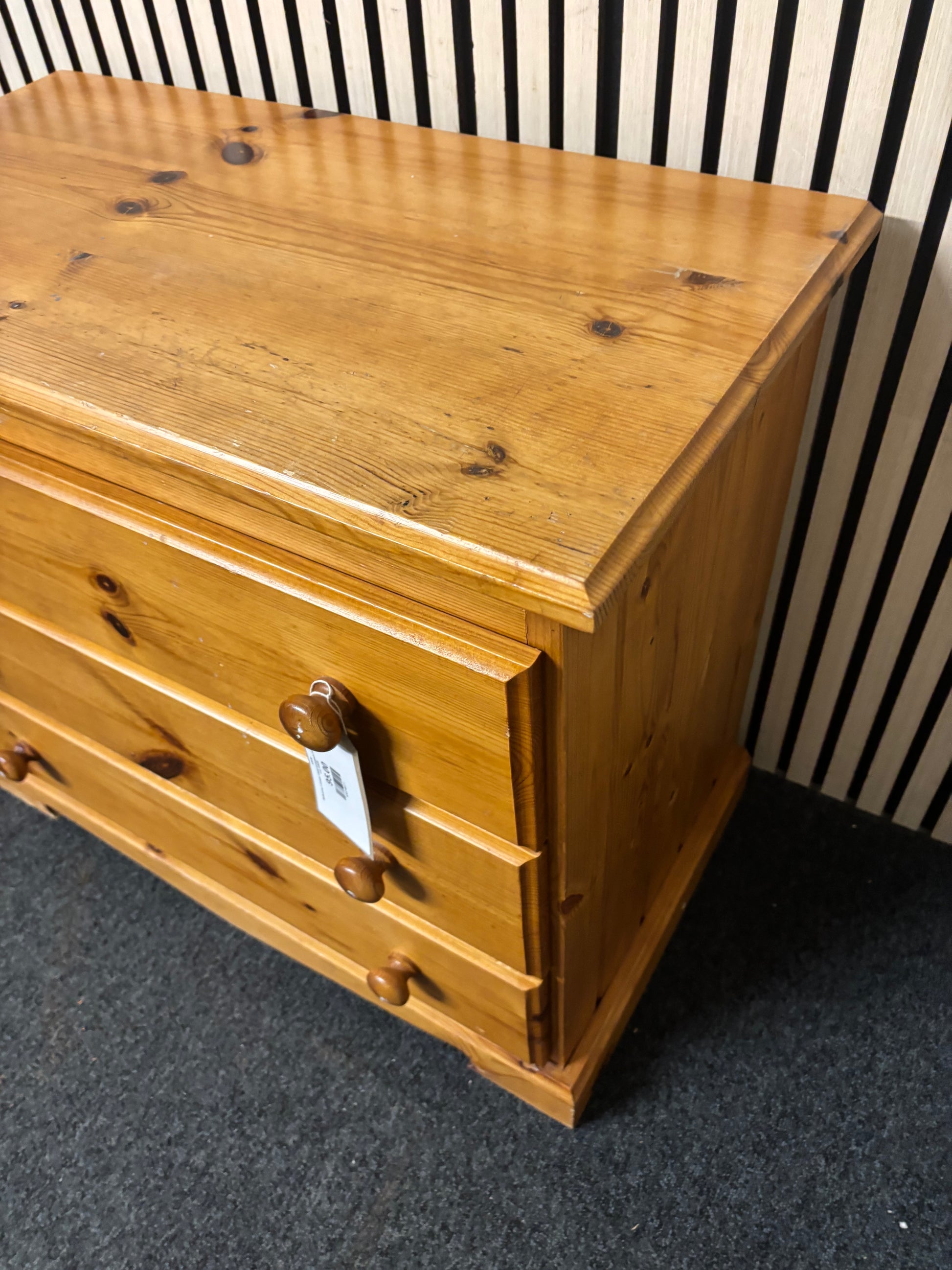 Solid pine 3 drawer chest of drawers (H 65 x W 78 x D 42 cm) 43638