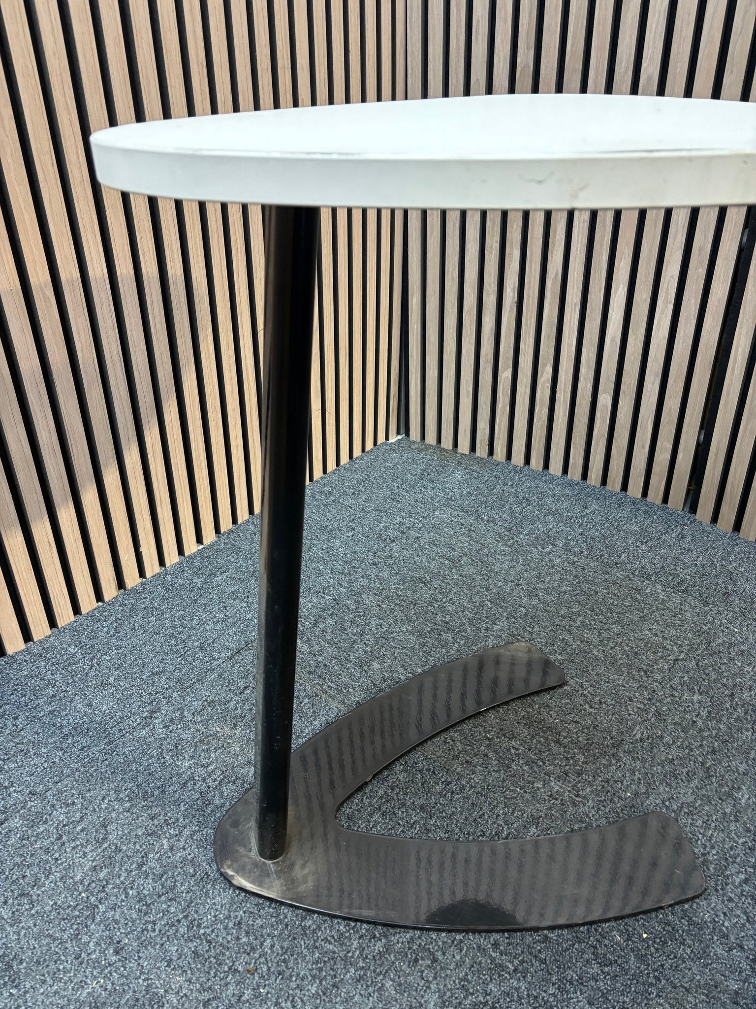 Buddy laptop table with black frame and shield top - white