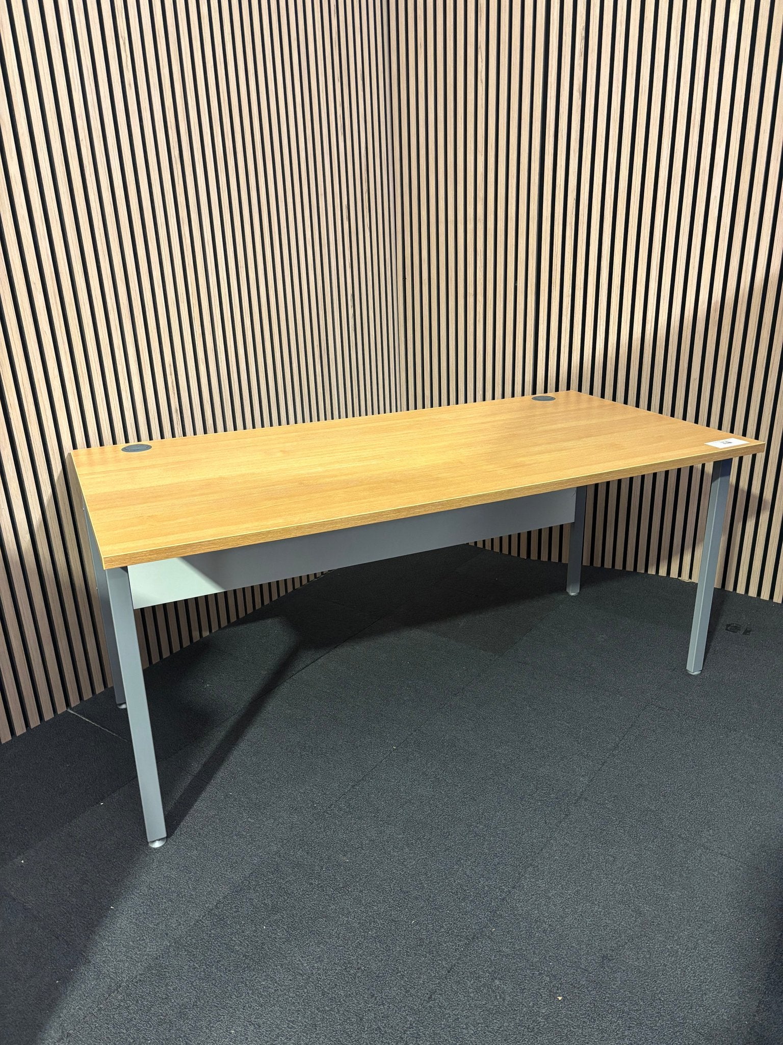Straight desk 168 (1600mm x 800mm)