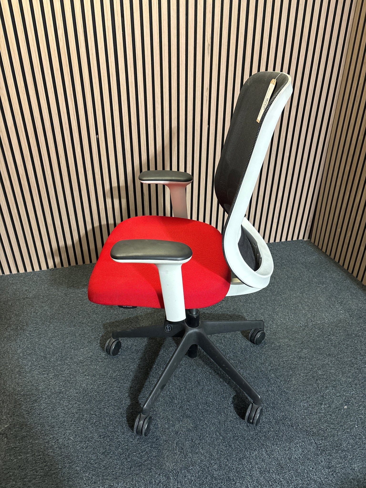 Orangebox mesh back, dark grey seat fabric swivel chair, metal 5 star base on castors. Add Add arms for €40.00 1425