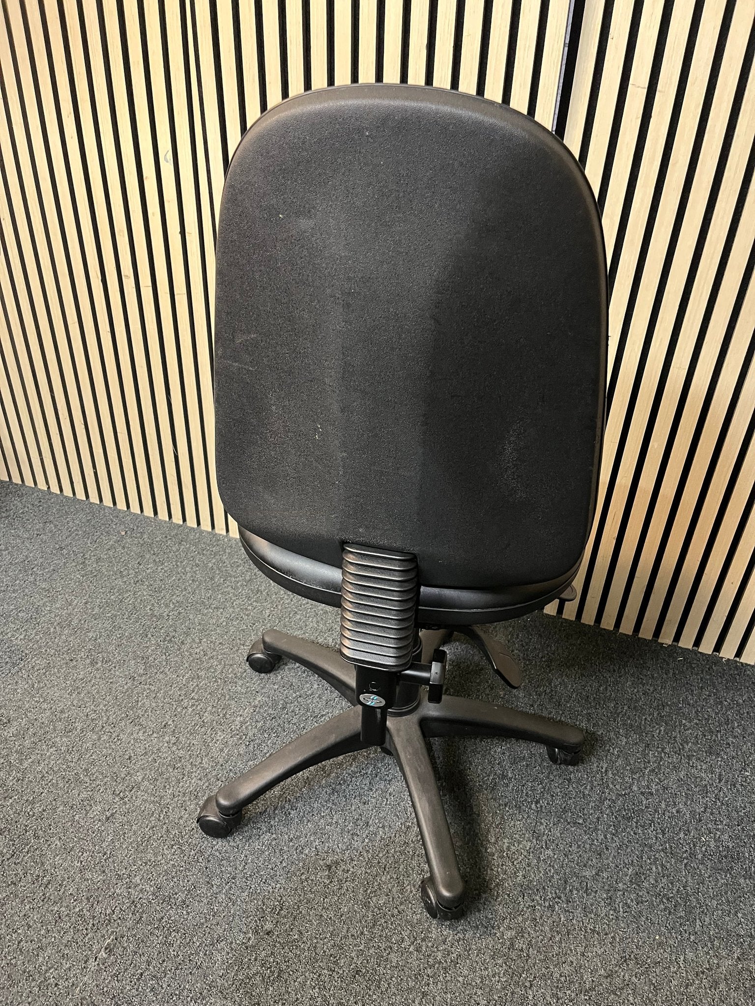Black Vinyl swivel chair - no arms 3425