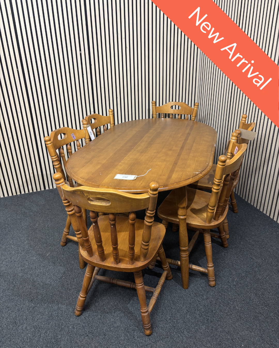 Solid pine framed kitchen table with 6 solid pine spindle back matching chairs (H 74 x W 148 x D 89 cm) 3126