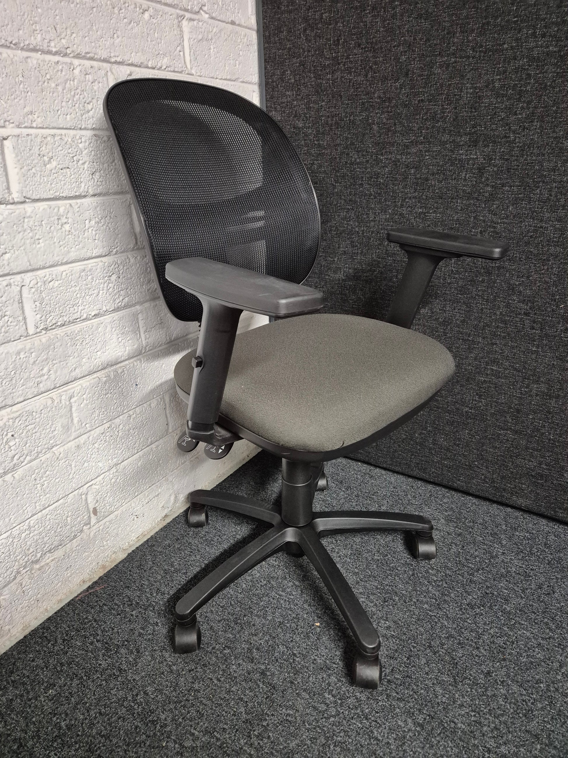 Jota 2 lever swivel chair with HA Back and arms