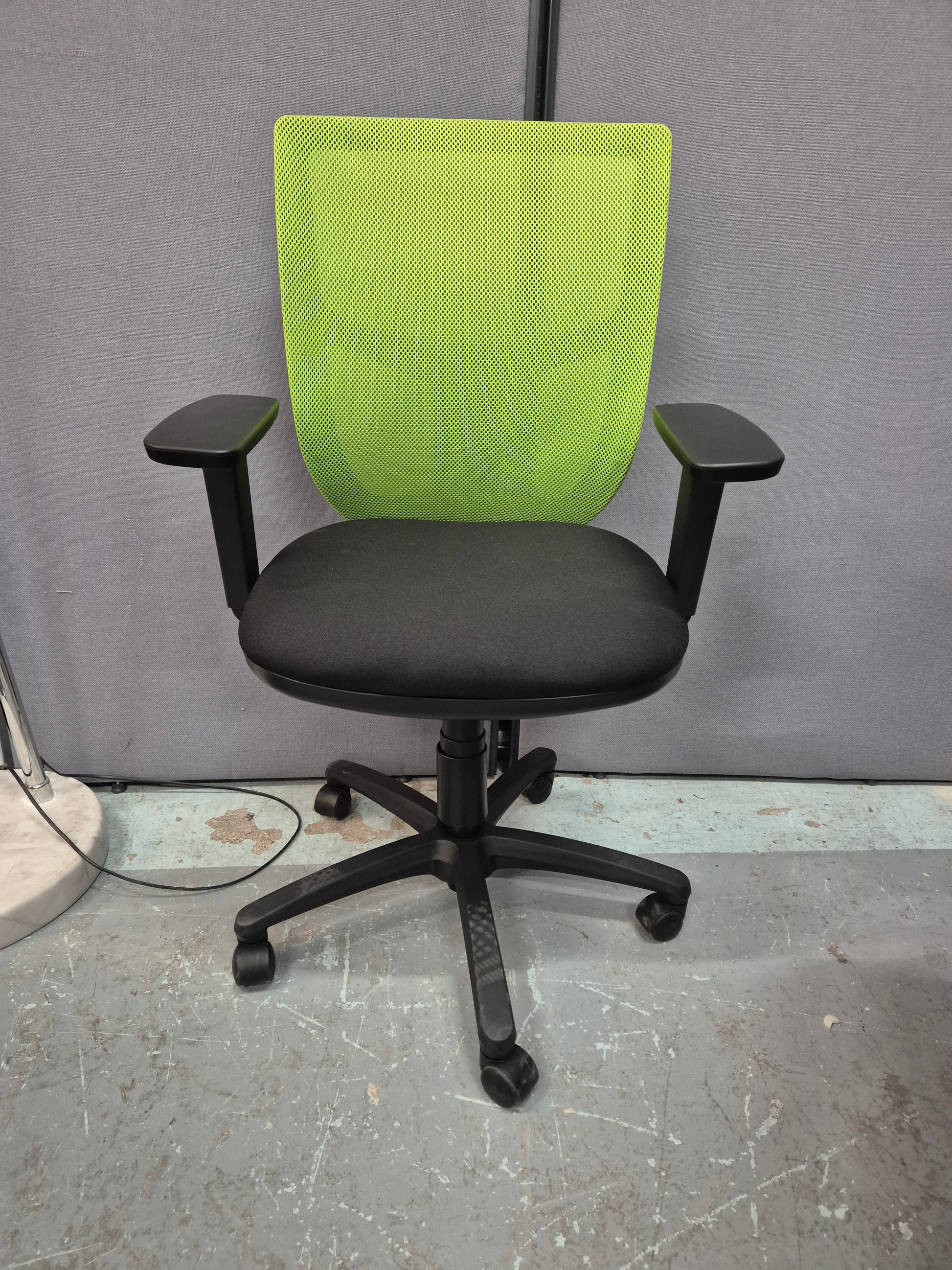 Altino green mesh back, black seat with height adjustable arms