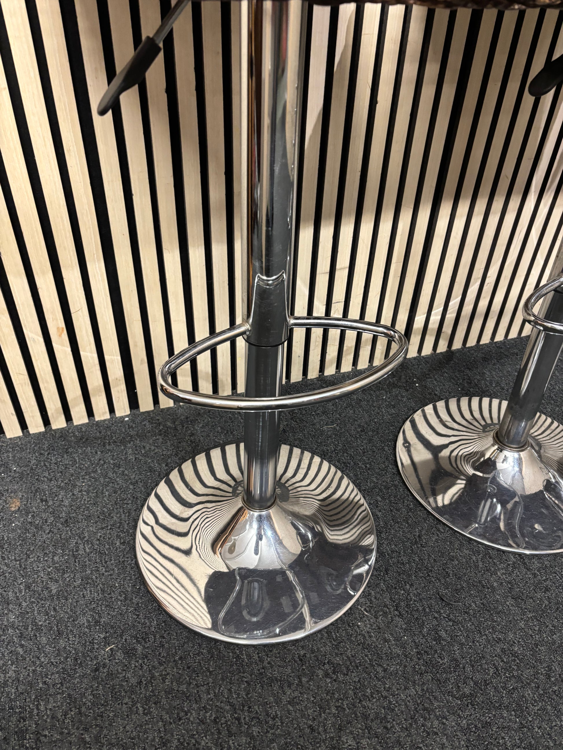 Wicker bar stools with back and solid chrome frame (SET OF 3) 43617