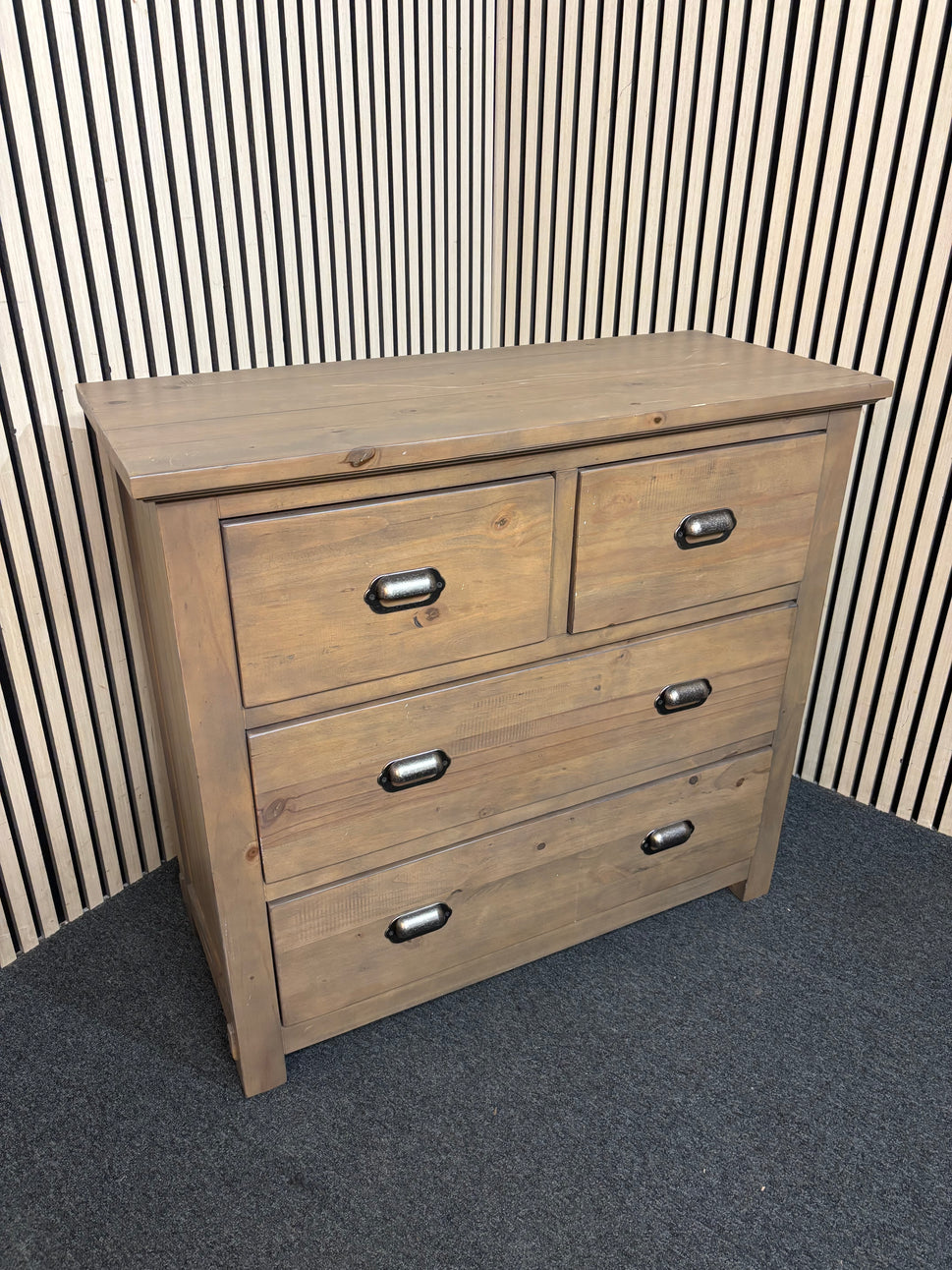 Solid dark oak 3 drawer chest of drawers (H 92 x W 105 x D 41 cm) 2226