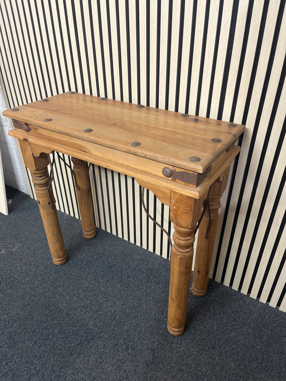 Mexican pine console table with metal detailing (H 76 x H 76 x D 33 cm)