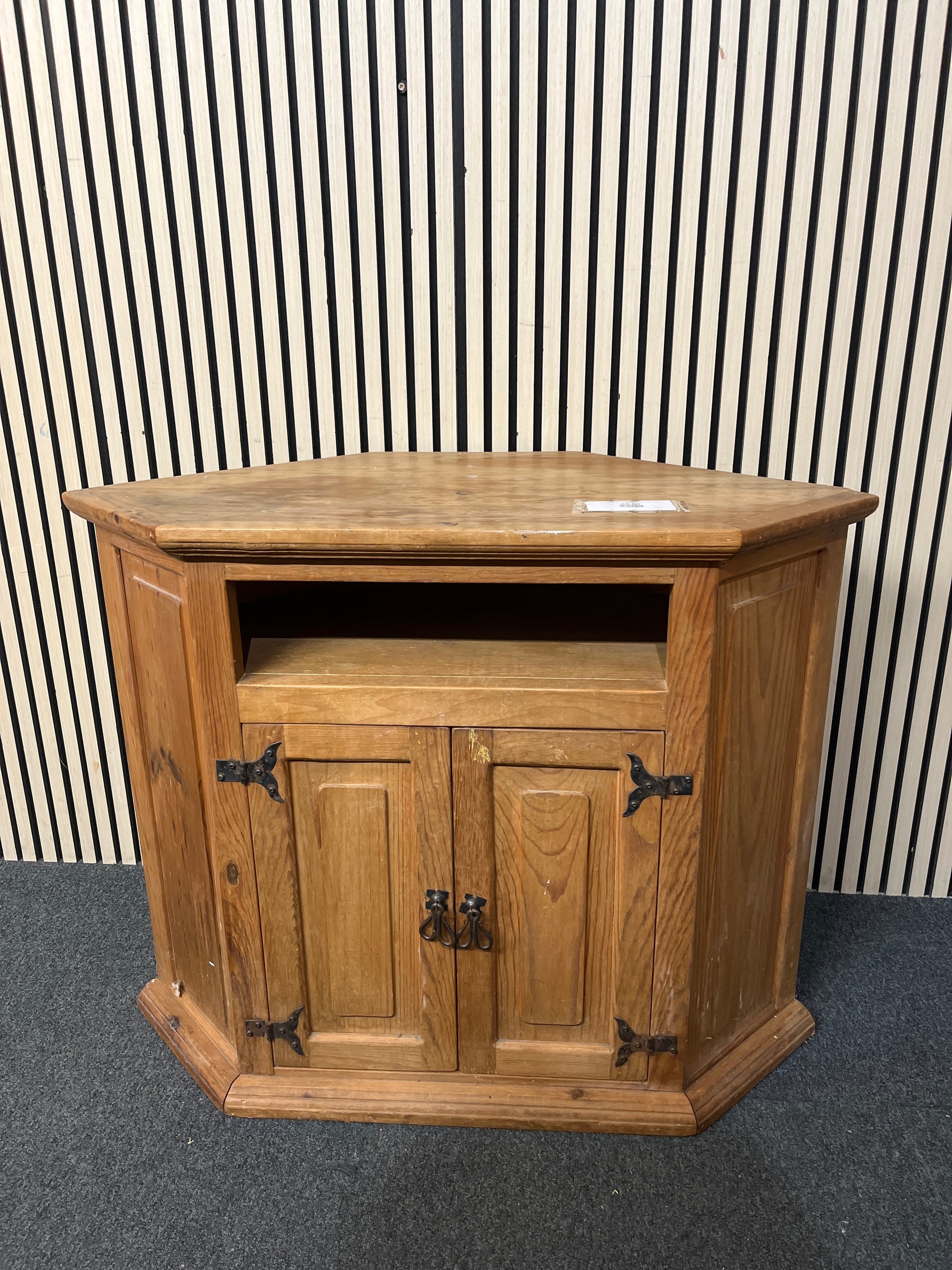 Solid Pine two door television unit (H 82 x W 103 x D 55 cm) 3126