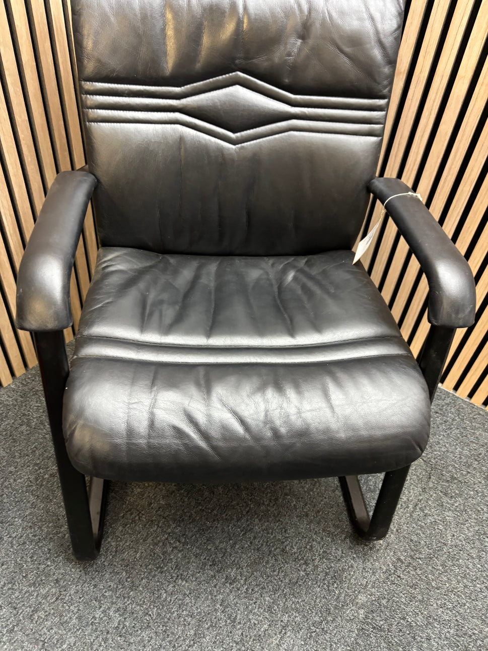 Paud secondhand black leatherette meeting chair with solid black metal frame