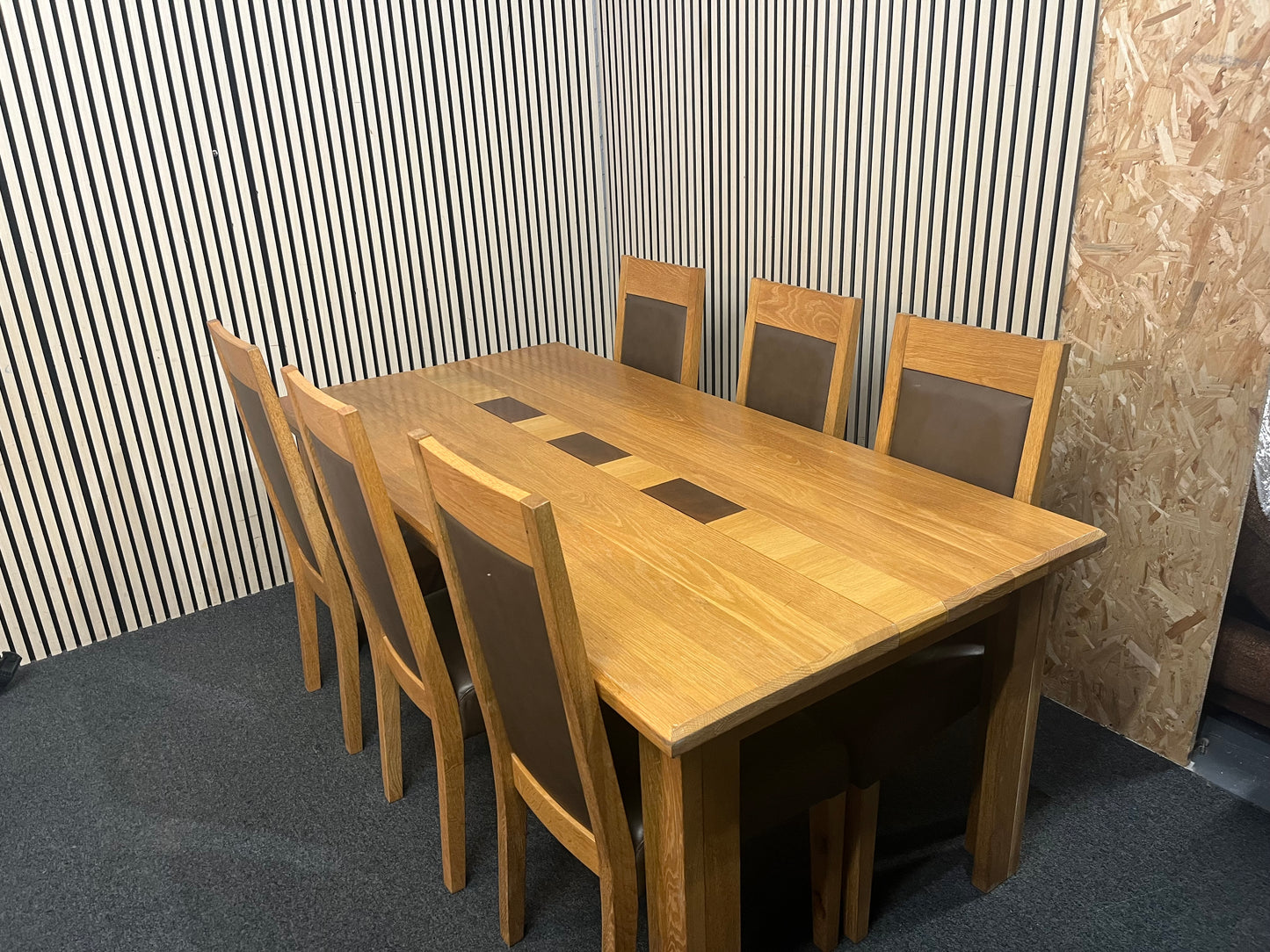Solid oak large rectangular kitchen table with 6 matching oak and brown leather dining chairs (H 72 x W 180 x D 90 cm) 43849