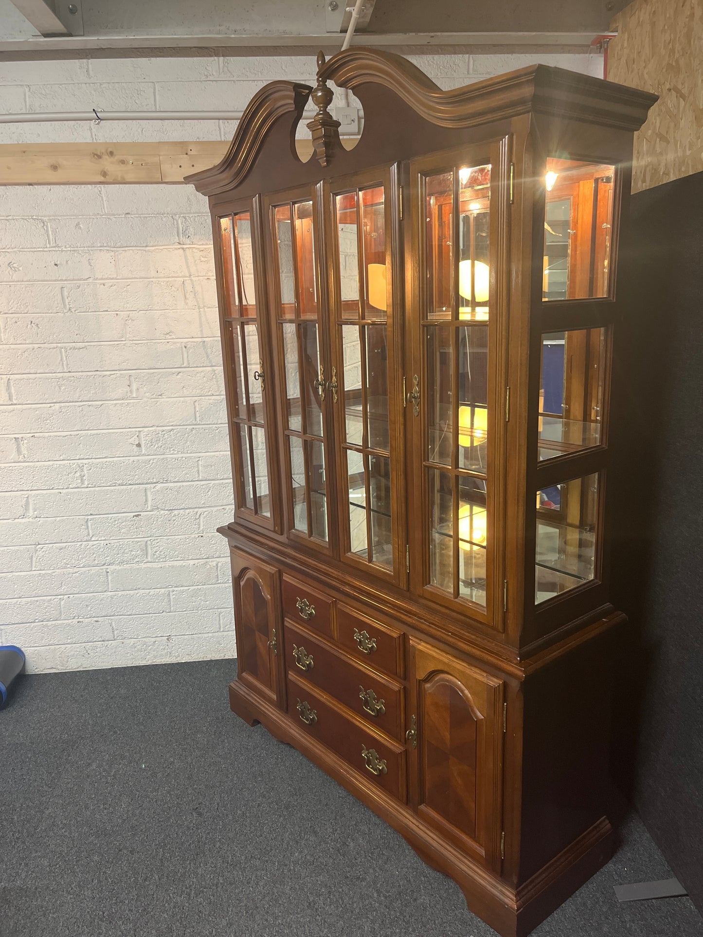 Large ornate mahogany display case with 4 glass doors, 3 base drawers and 3 base doors with mirrored back (H 214 x 138 x D 42 cm) 2225