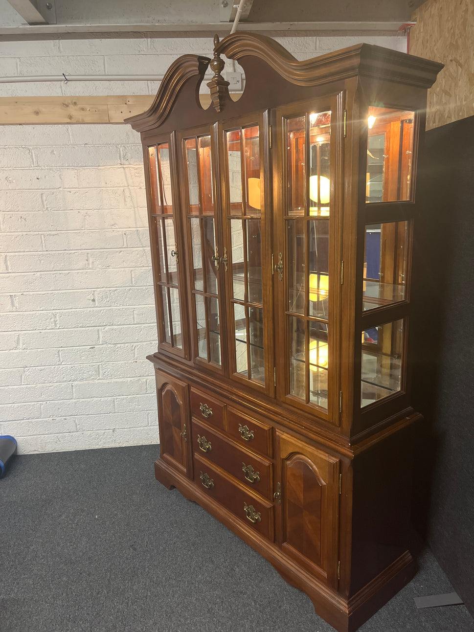 Large ornate mahogany display case with 4 glass doors, 3 base drawers and 3 base doors with mirrored back (H 214 x 138 x D 42 cm) 2225