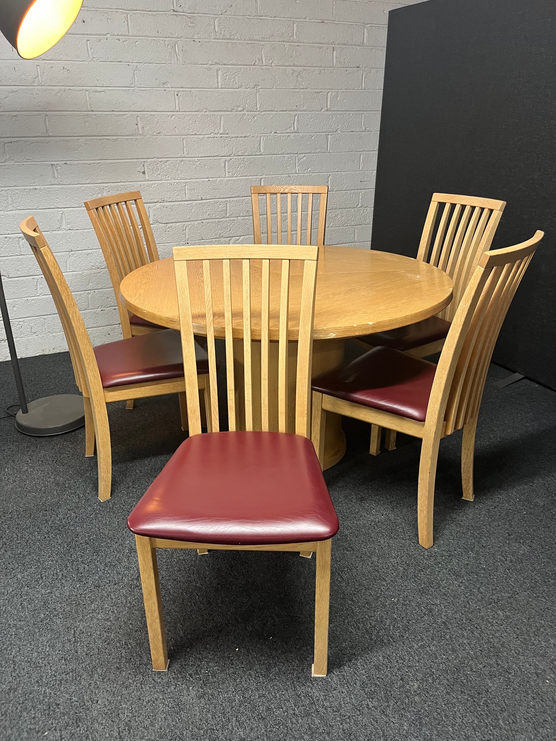 Extendable oak dining table (120 cm diameter unextended - 140 cm each side extended) with 6 matching oak dining chairs with red leather seats (made in denmark by Scovby) 3225
