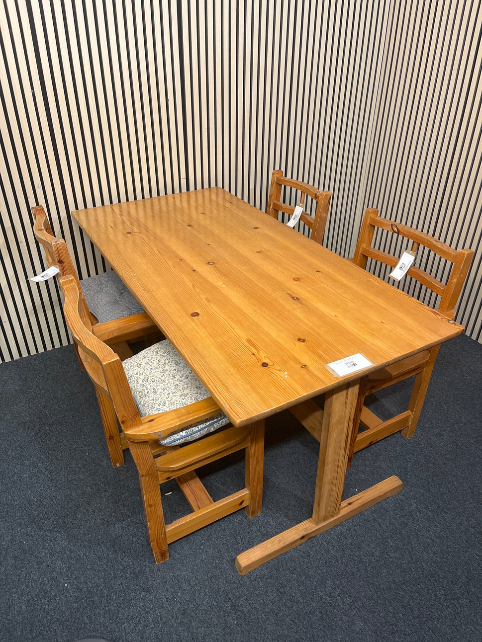 Solid pine large rectangular dining table (L 152 x W 75 cm) with matching chairs (2 carver dining chairs + 2 dining chairs) 2425