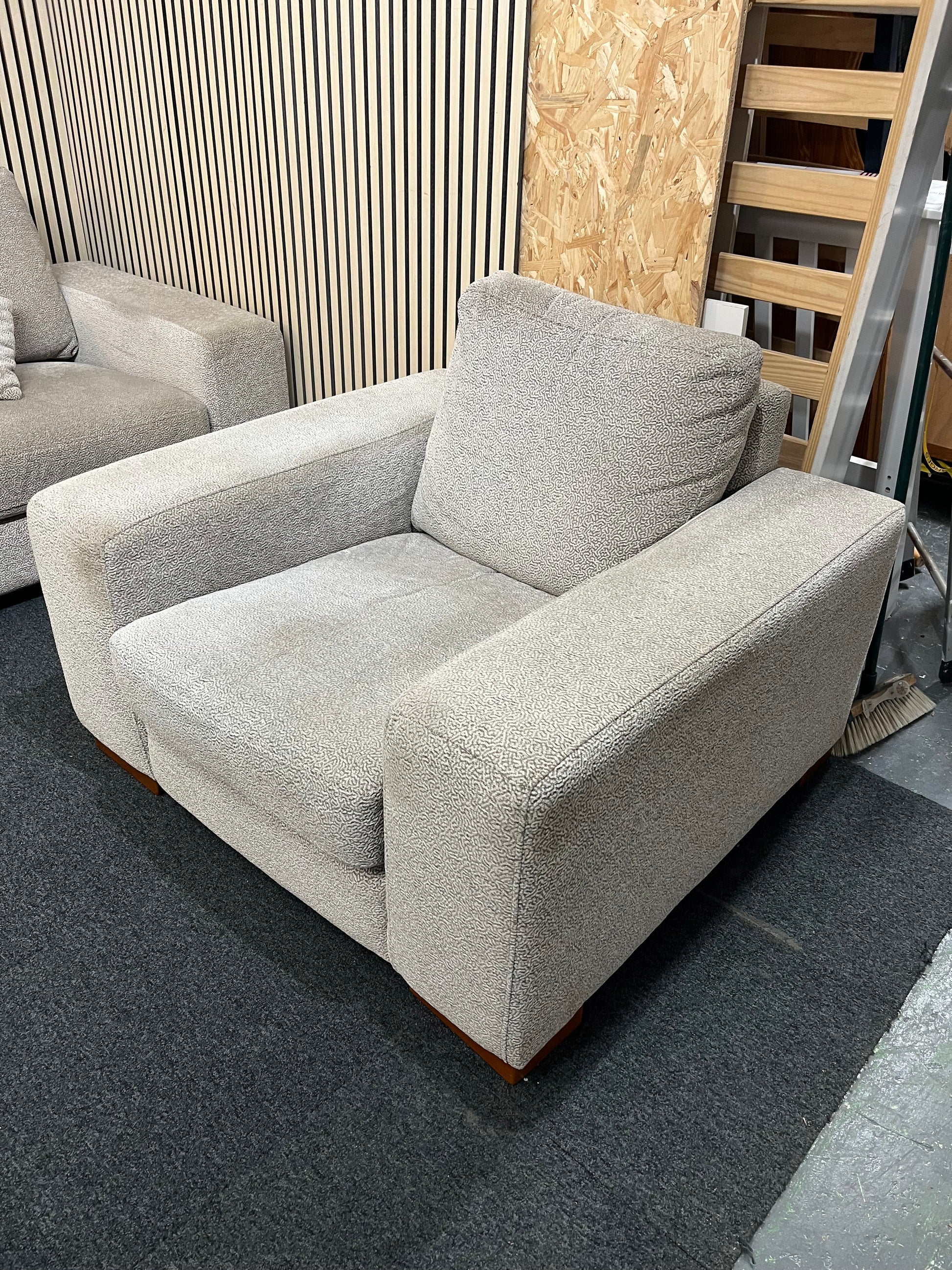 Large right hand light cream fabric corner sofa suite with matching armchair (Width 290 cm, depth 170cm and 100 cm) 1126