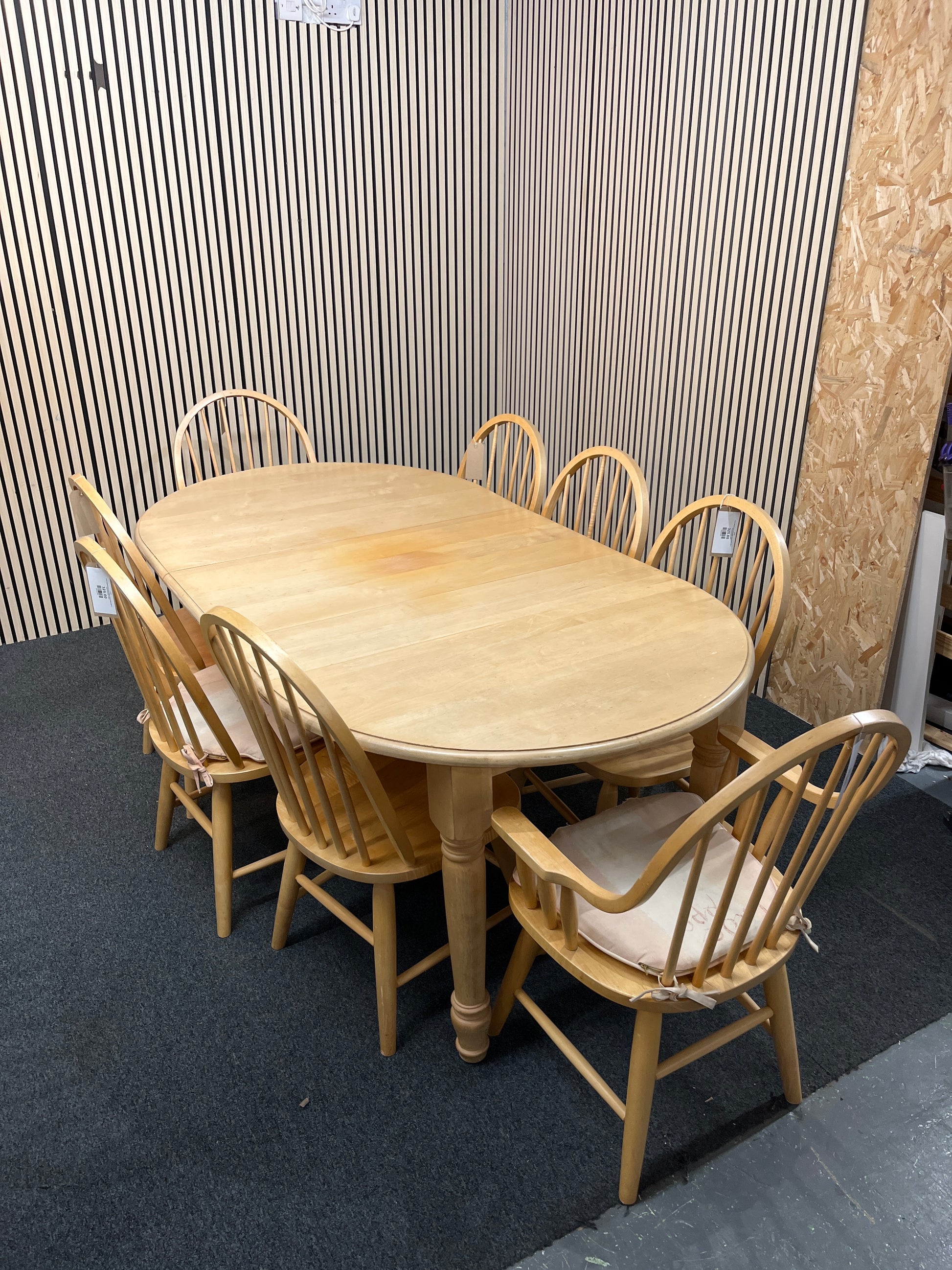 Oval shaped beech extendable dining table with 5 matching chairs (H 76 x W 154, 200 x D 107 cm) 3425