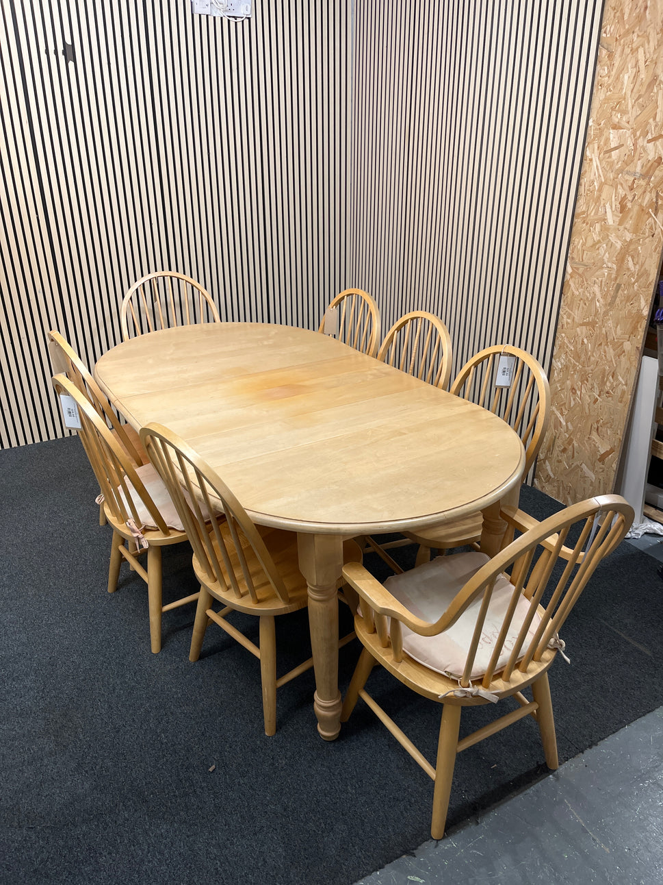 Oval shaped beech extendable dining table with 5 matching chairs (H 76 x W 154, 200 x D 107 cm) 3425