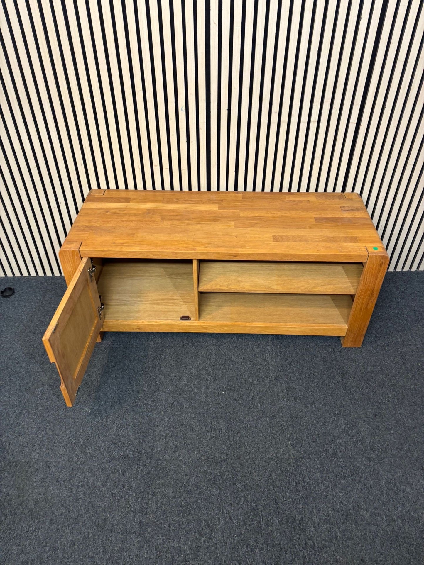Solid oak 1 door low tv unit with shelf space (H 50 x W 120 x D 45 cm) 2226