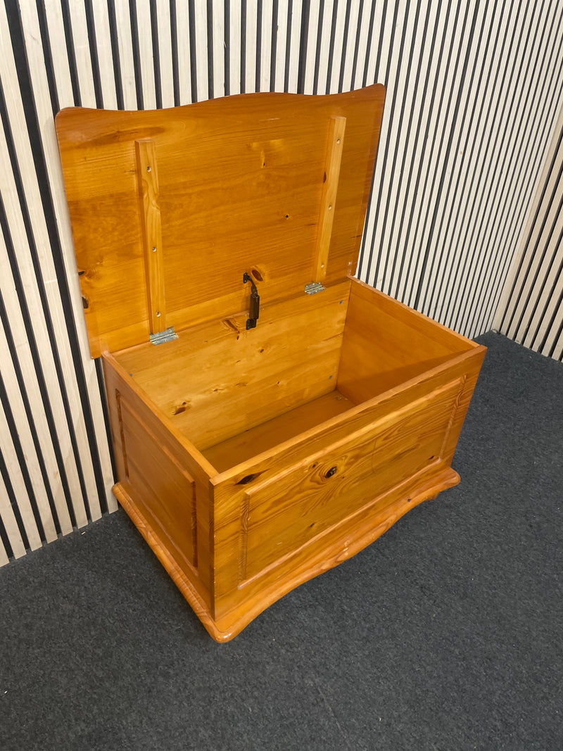 Large pine blanket box (H 52 x W 83 x D 52 cm)  44584
