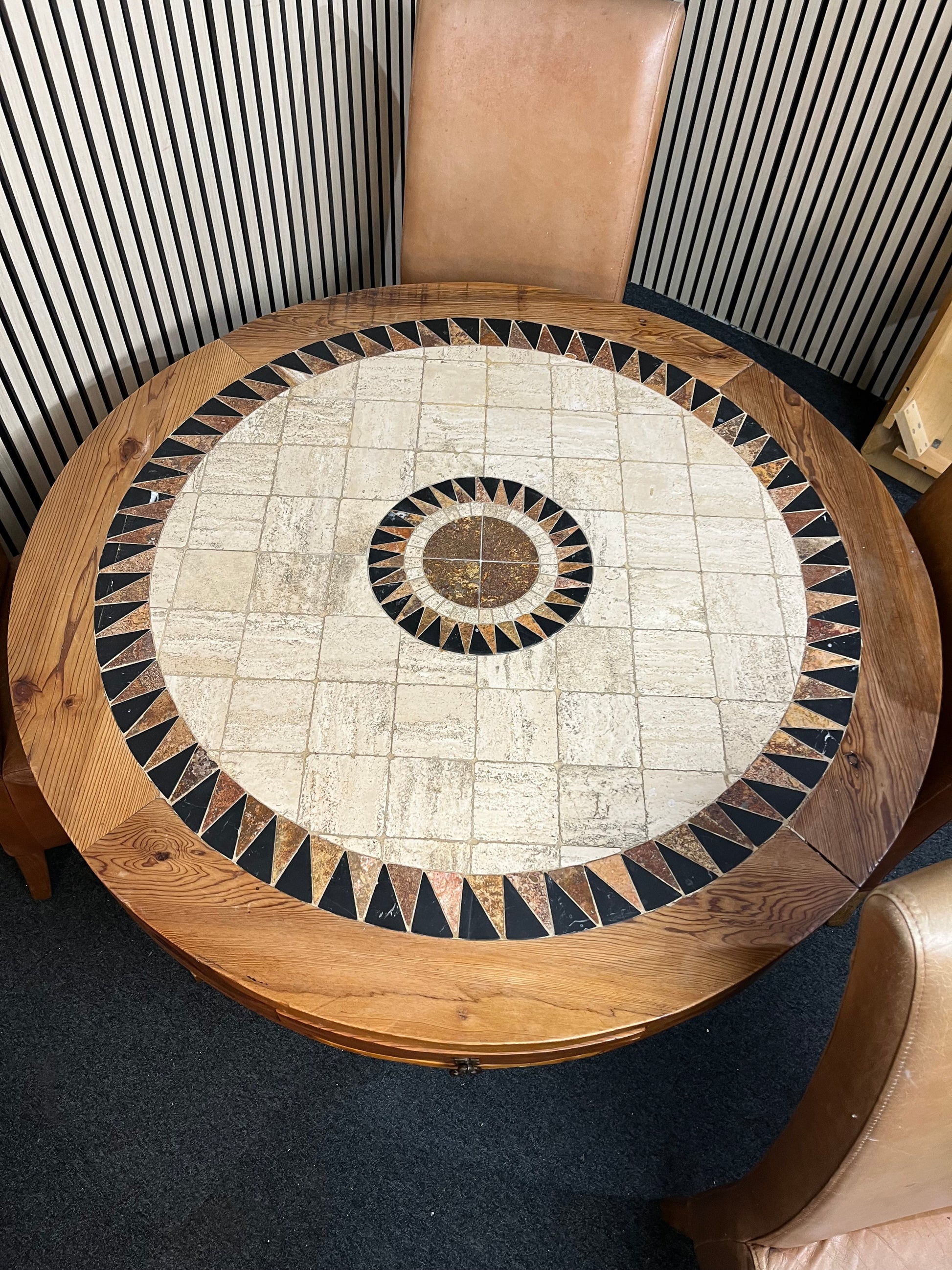 Solid pine and tiled circular table (120 cm diameter), central base with 4 tan leather seats 1425