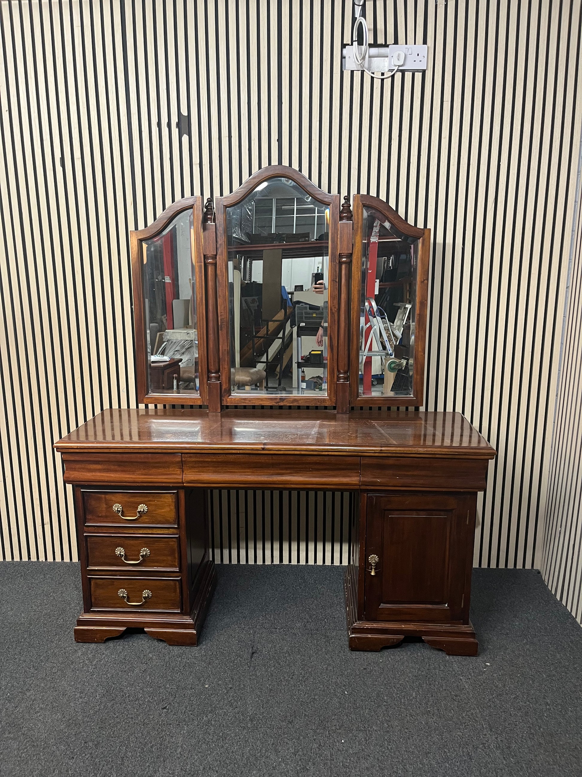 Large ornate solid mahogany dressing table (H 76 x W 137 x D 77 cm) 43827D