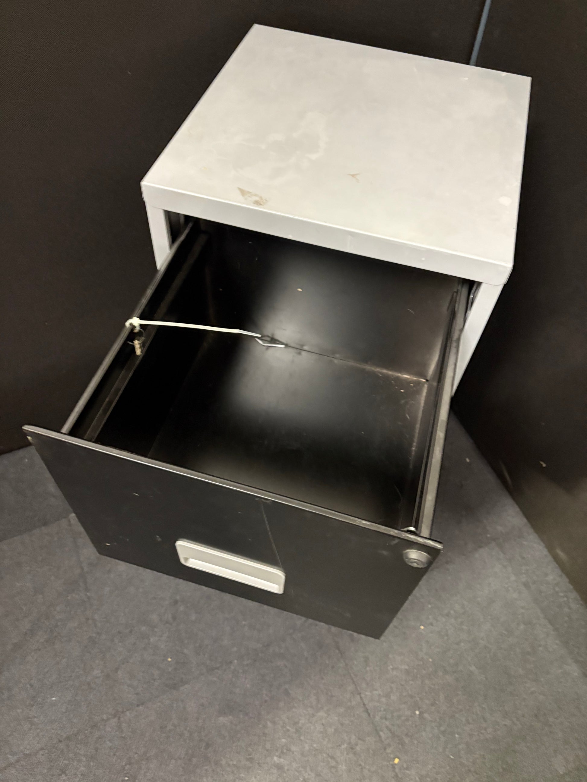 Secondhand silver and black metal 3 drawer A4 Home office filing cabinet with key 400Dx400Wx960H